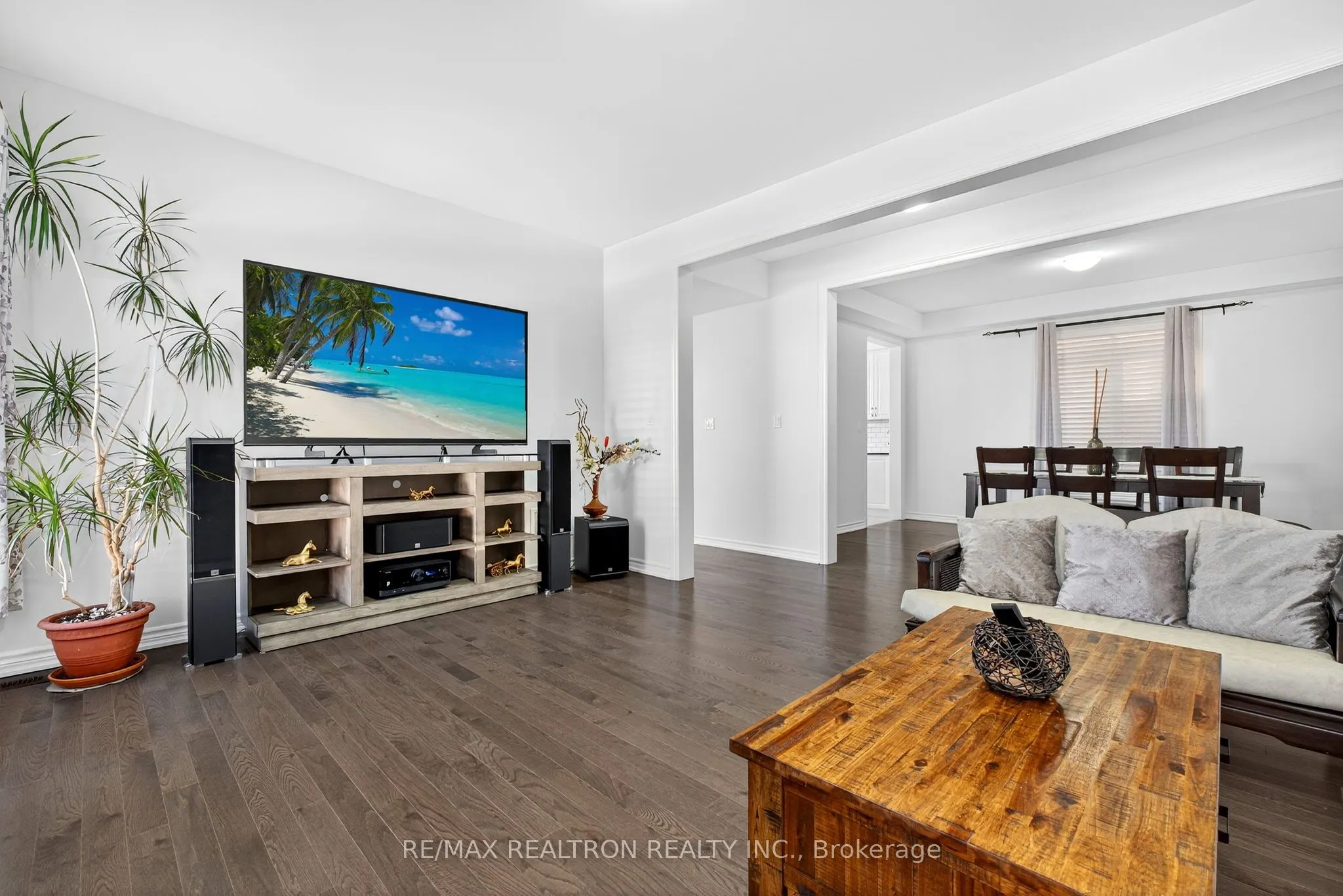 250 FERRAGINE Crescent