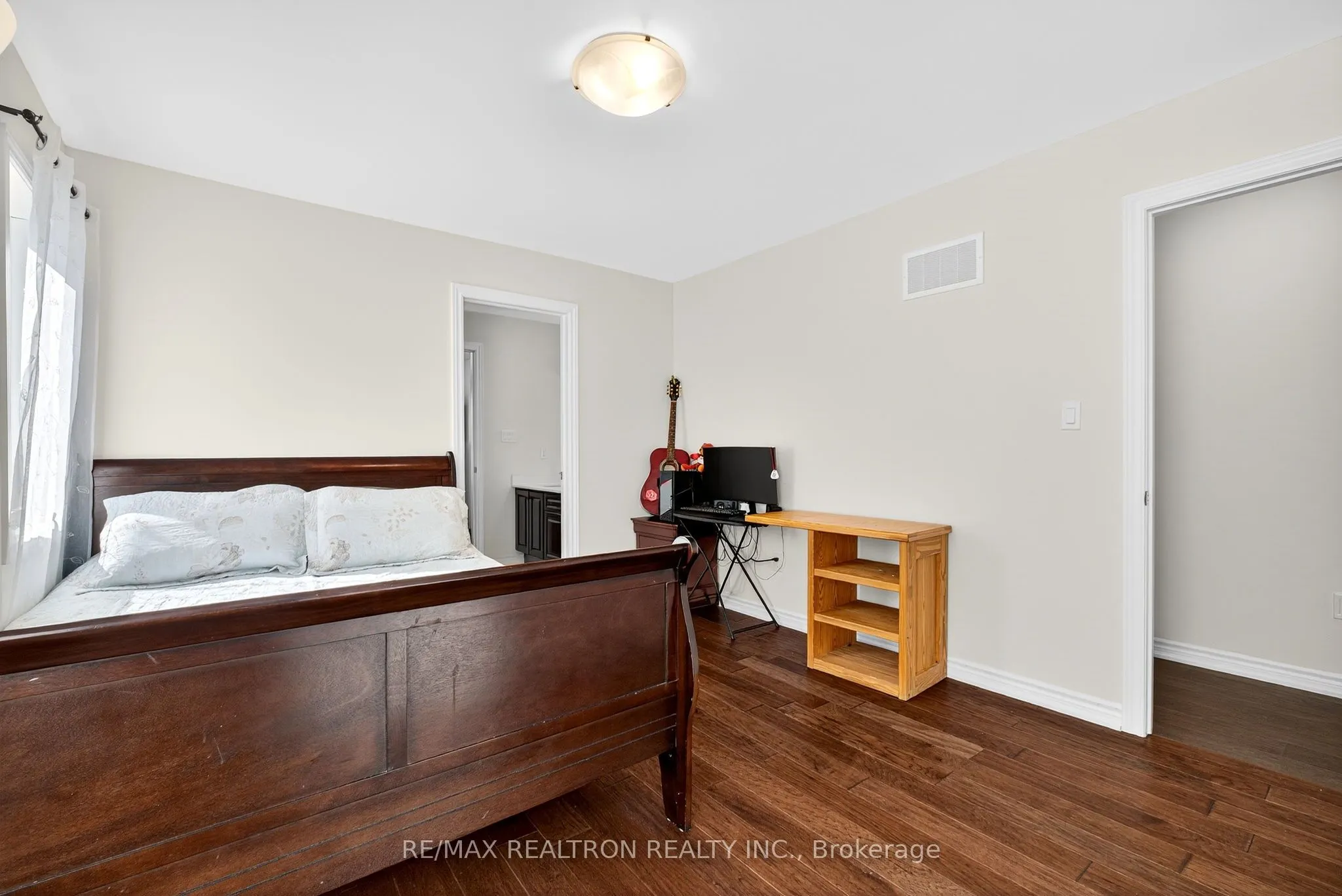 250 FERRAGINE Crescent