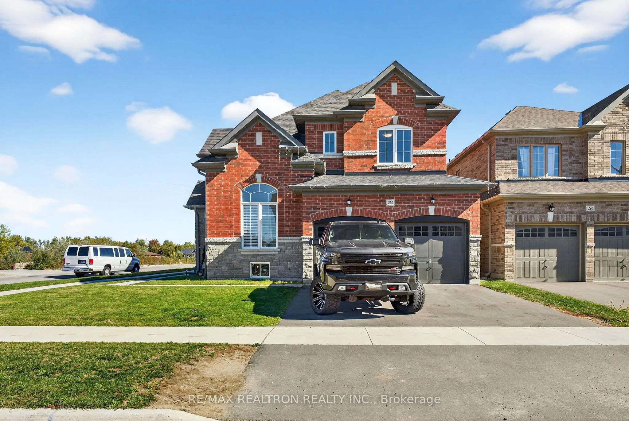 250 FERRAGINE Crescent