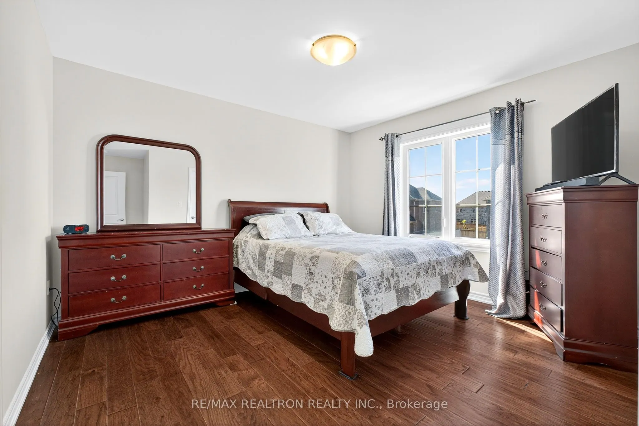 250 FERRAGINE Crescent