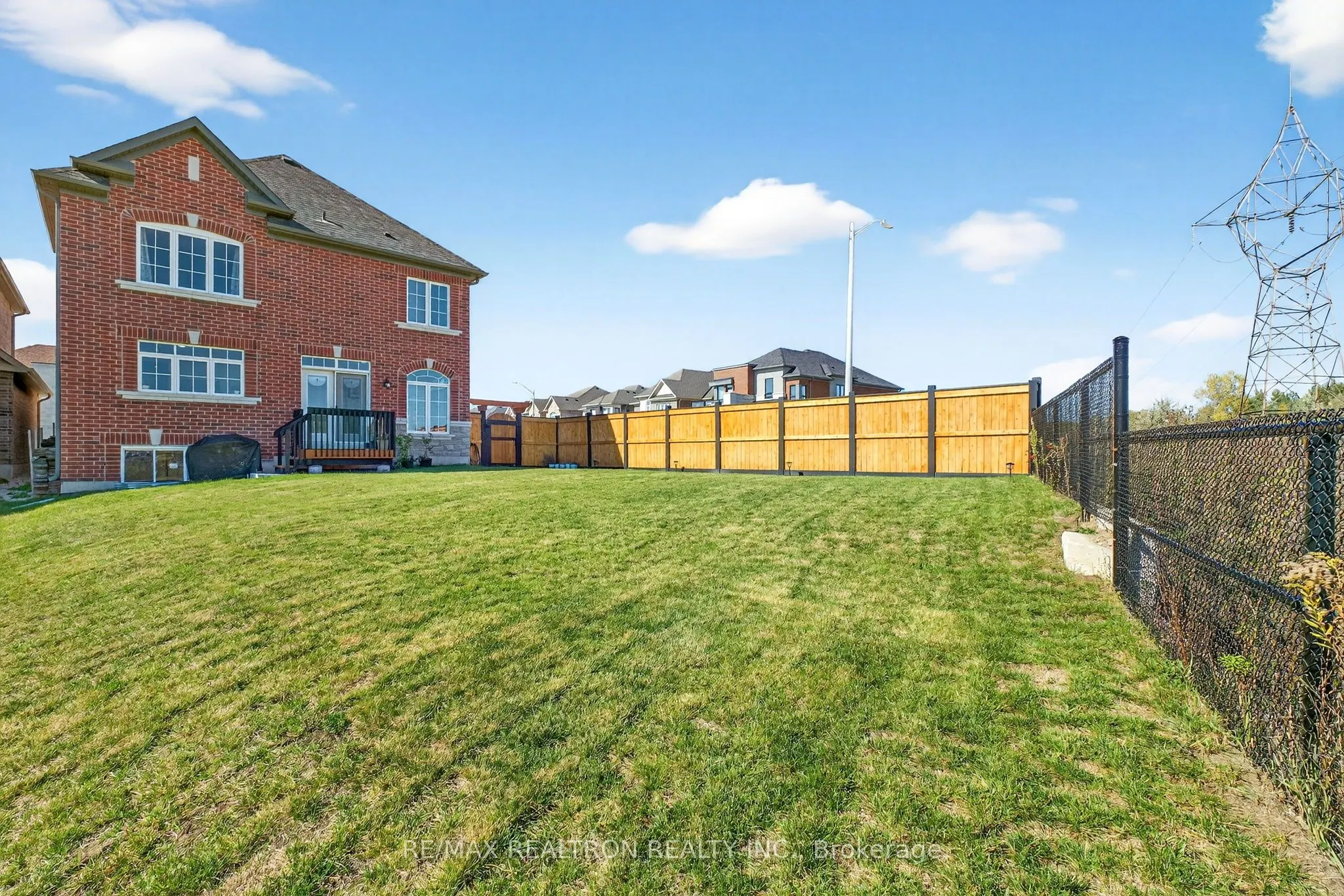 250 FERRAGINE Crescent