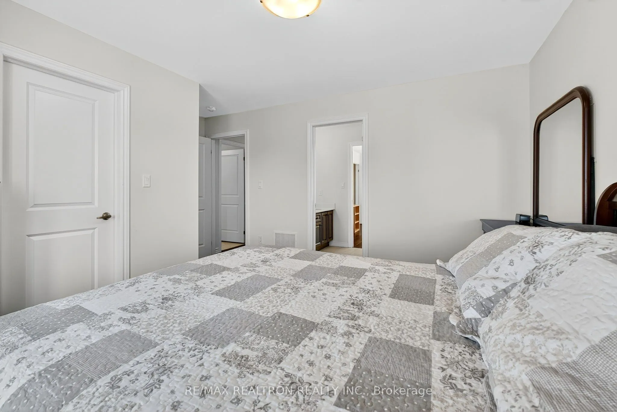 250 FERRAGINE Crescent