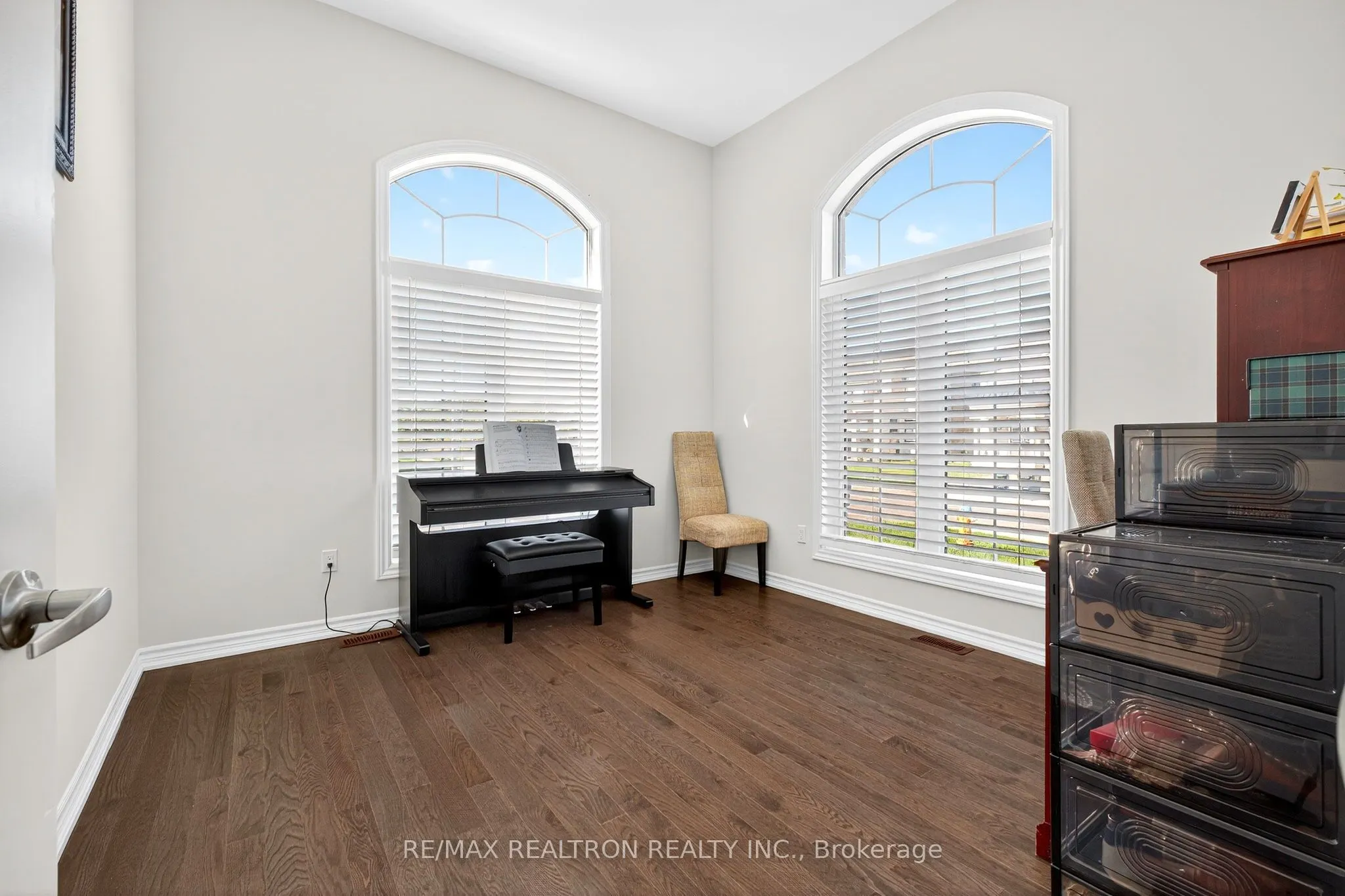 250 FERRAGINE Crescent