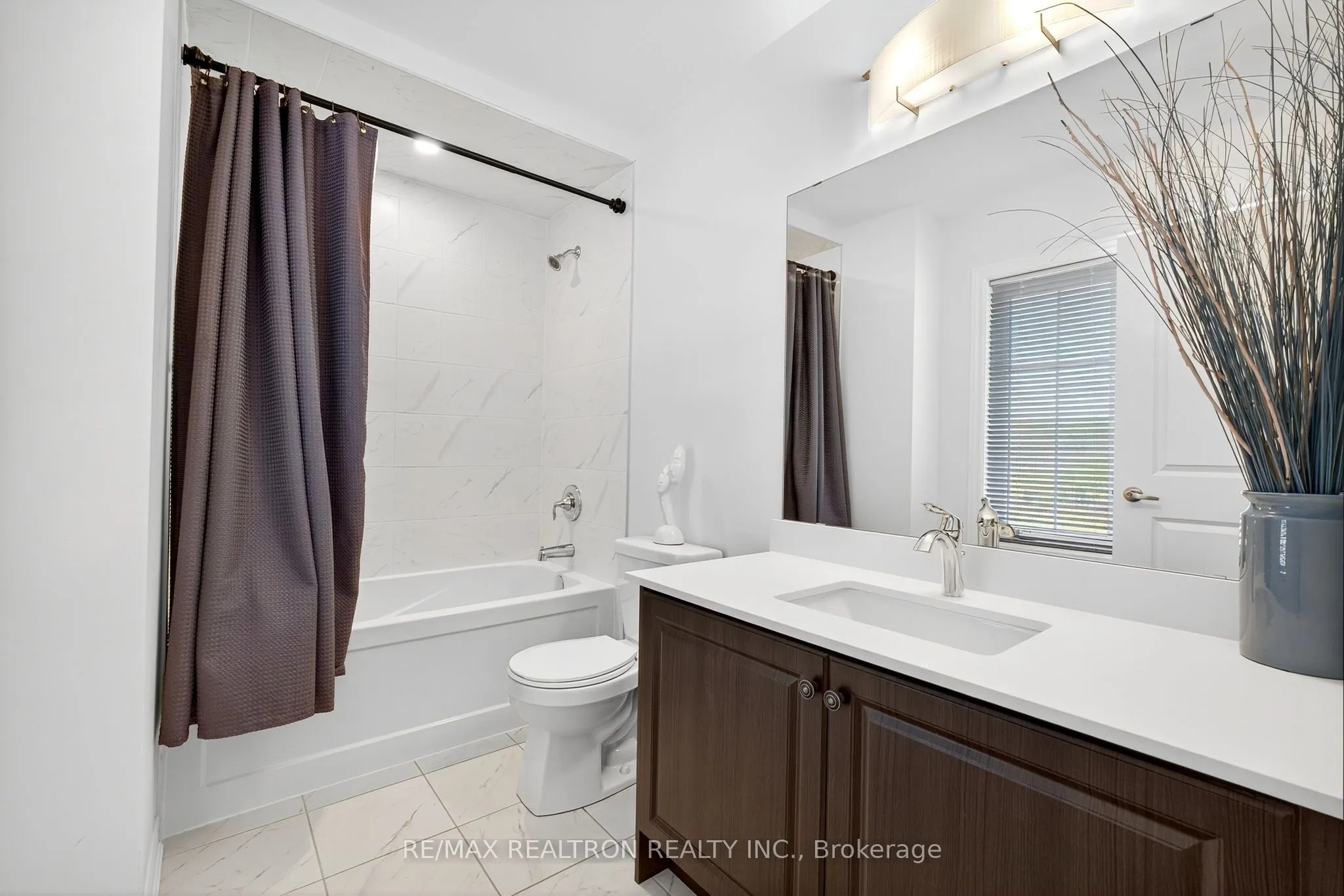 250 FERRAGINE Crescent