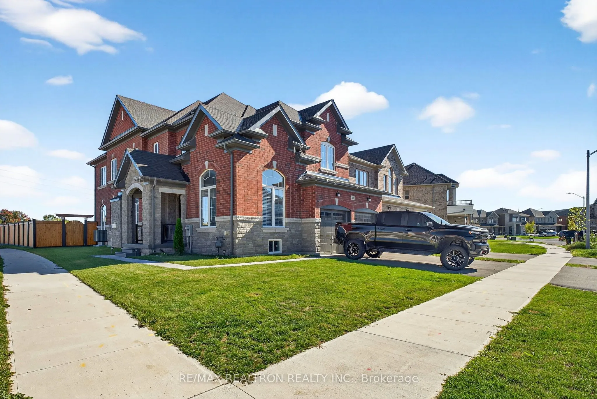 250 FERRAGINE Crescent