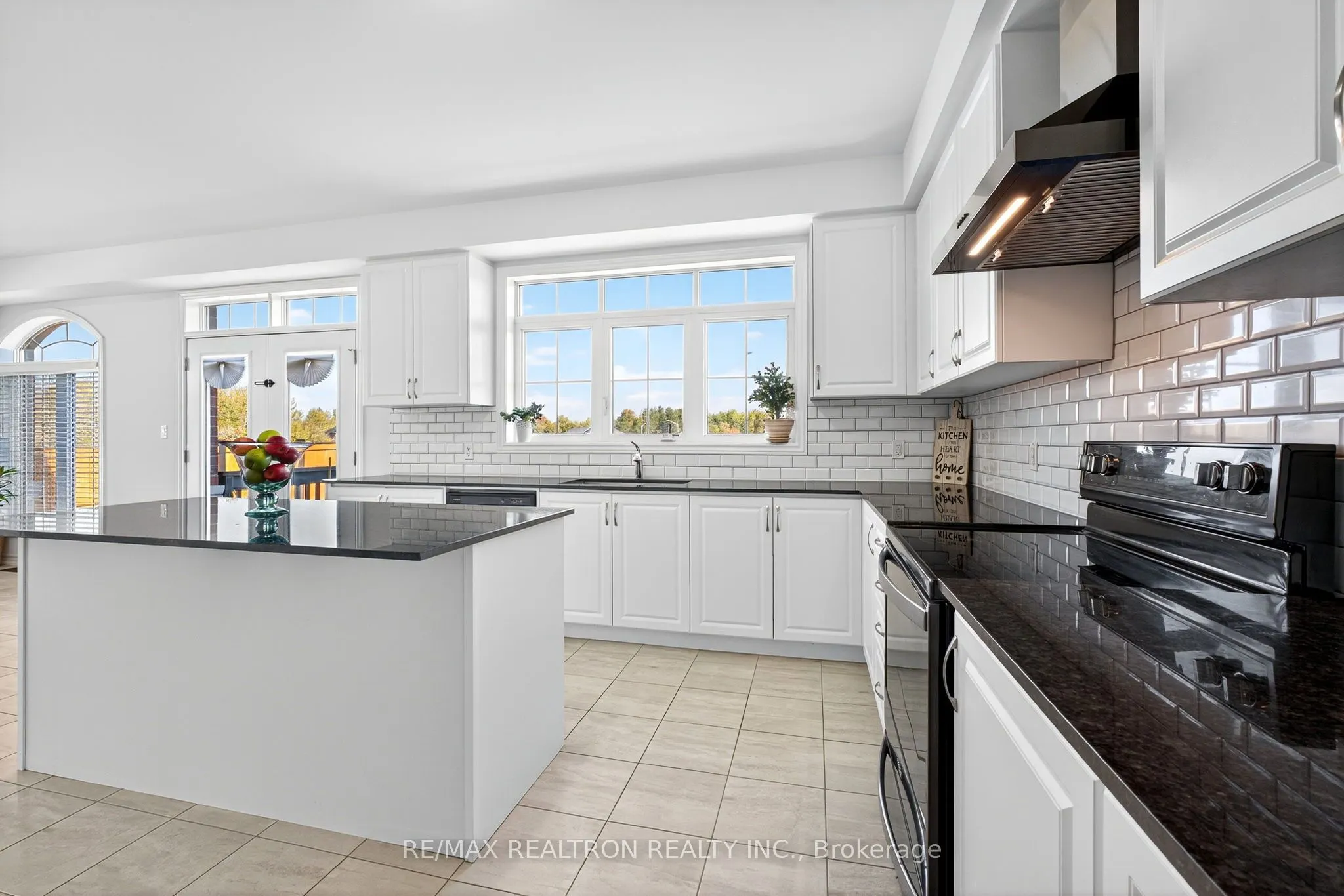 250 FERRAGINE Crescent