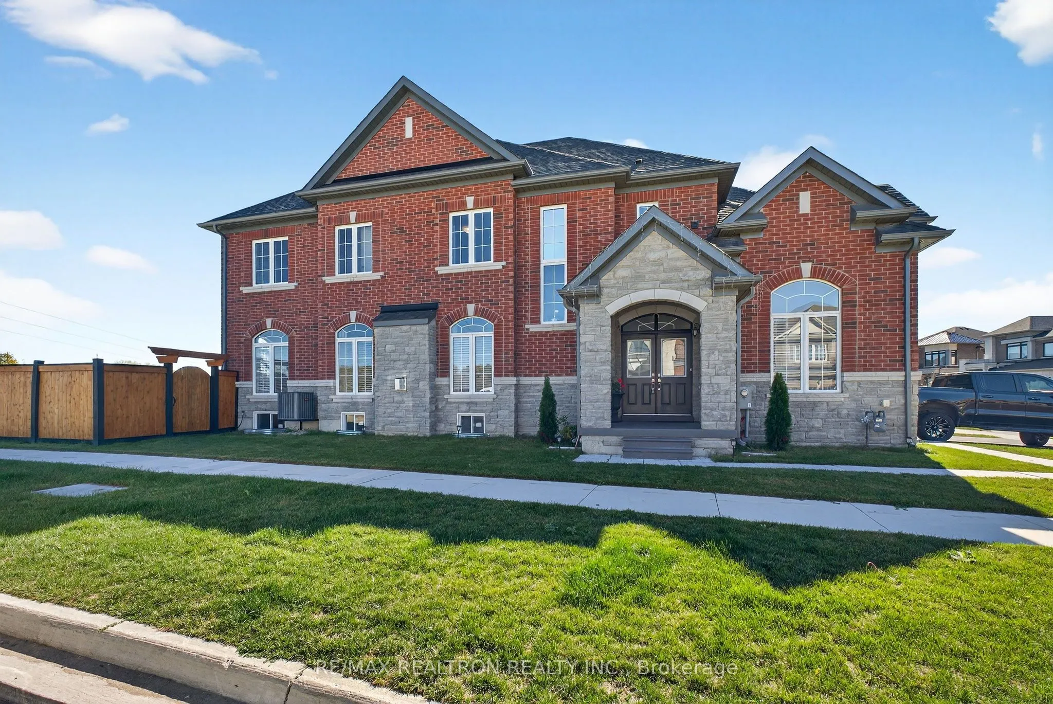 250 FERRAGINE Crescent