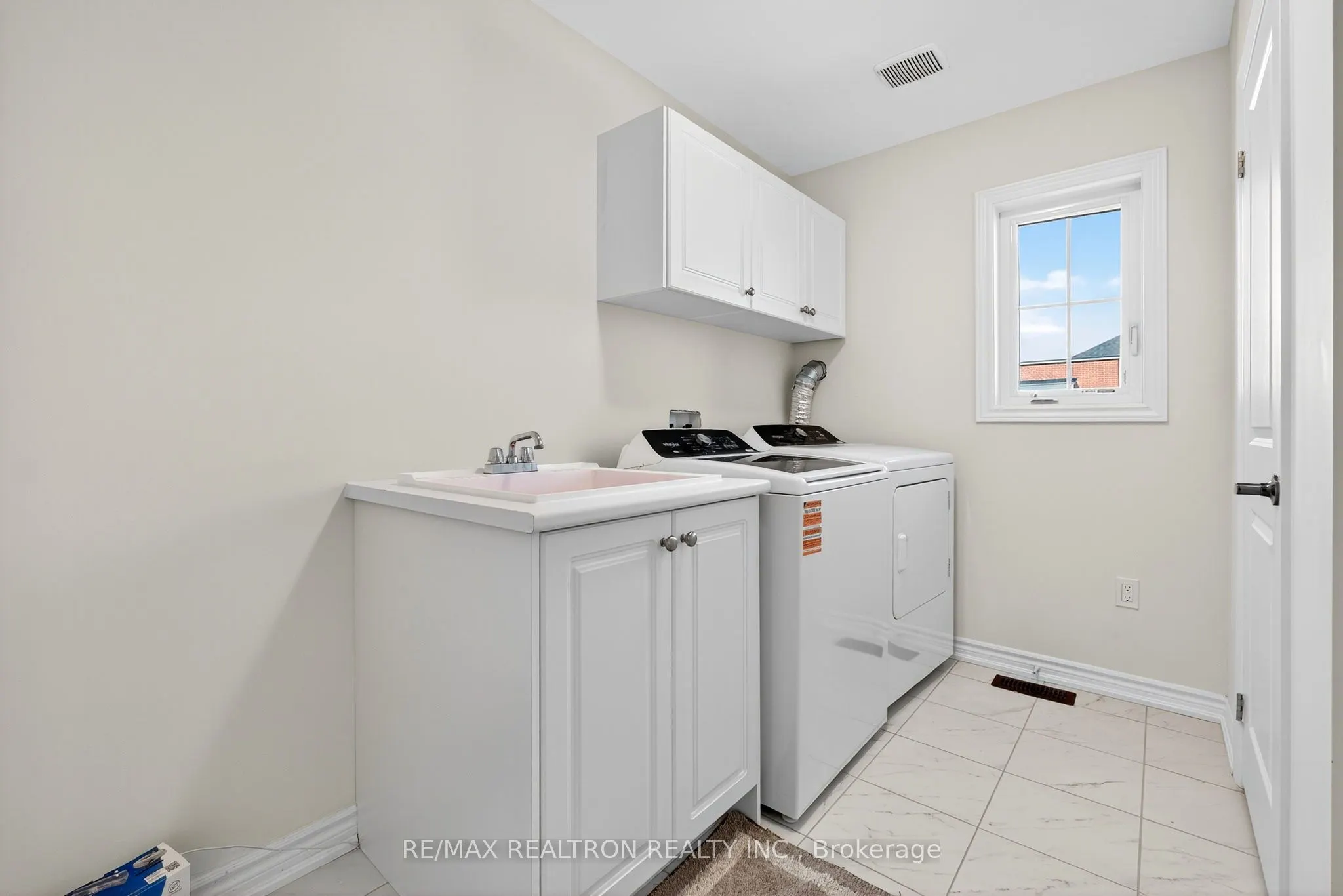 250 FERRAGINE Crescent
