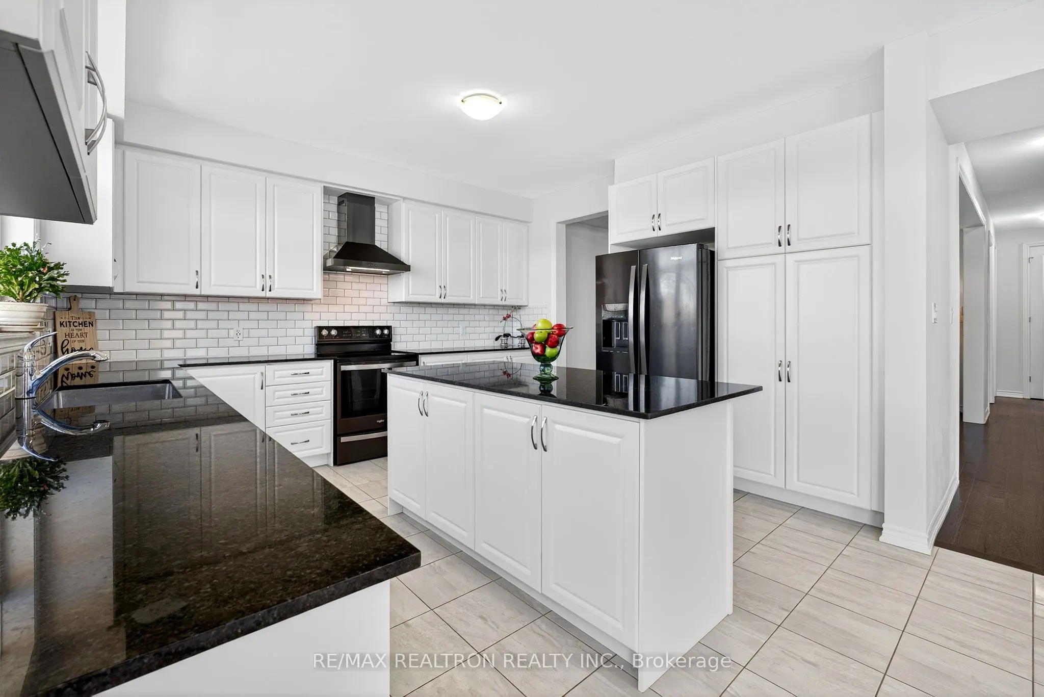 250 FERRAGINE Crescent