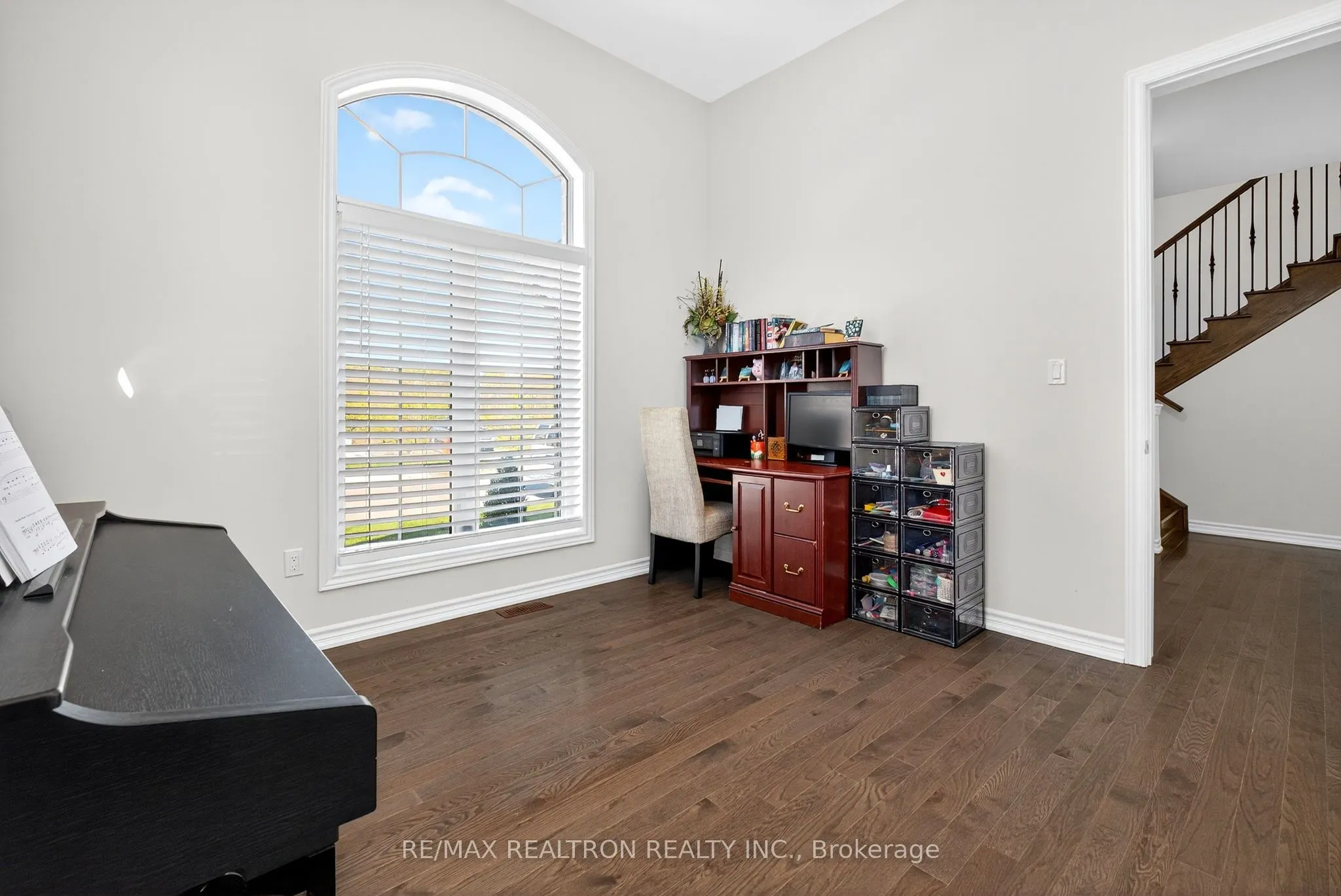 250 FERRAGINE Crescent