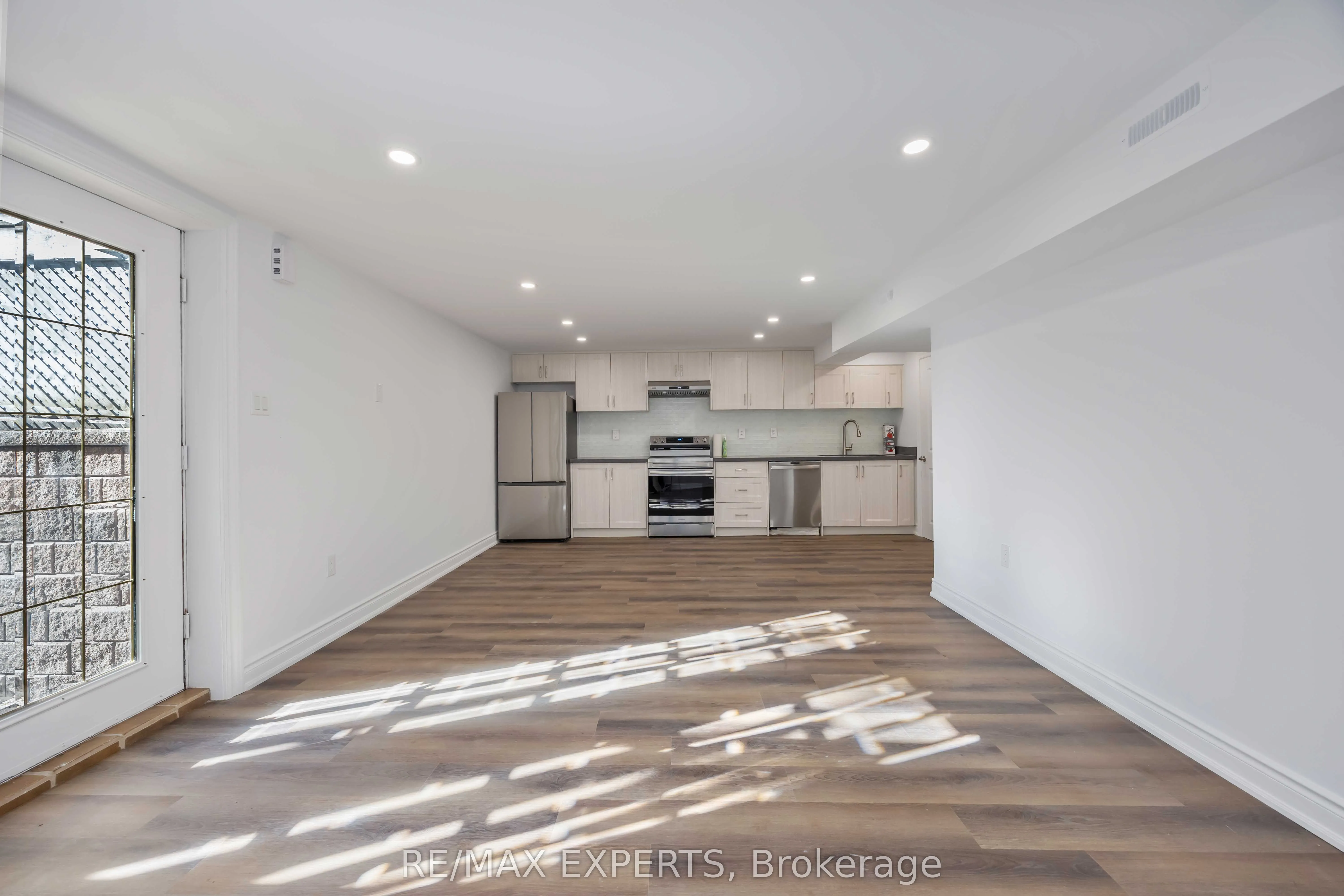 136 Holm Crescent