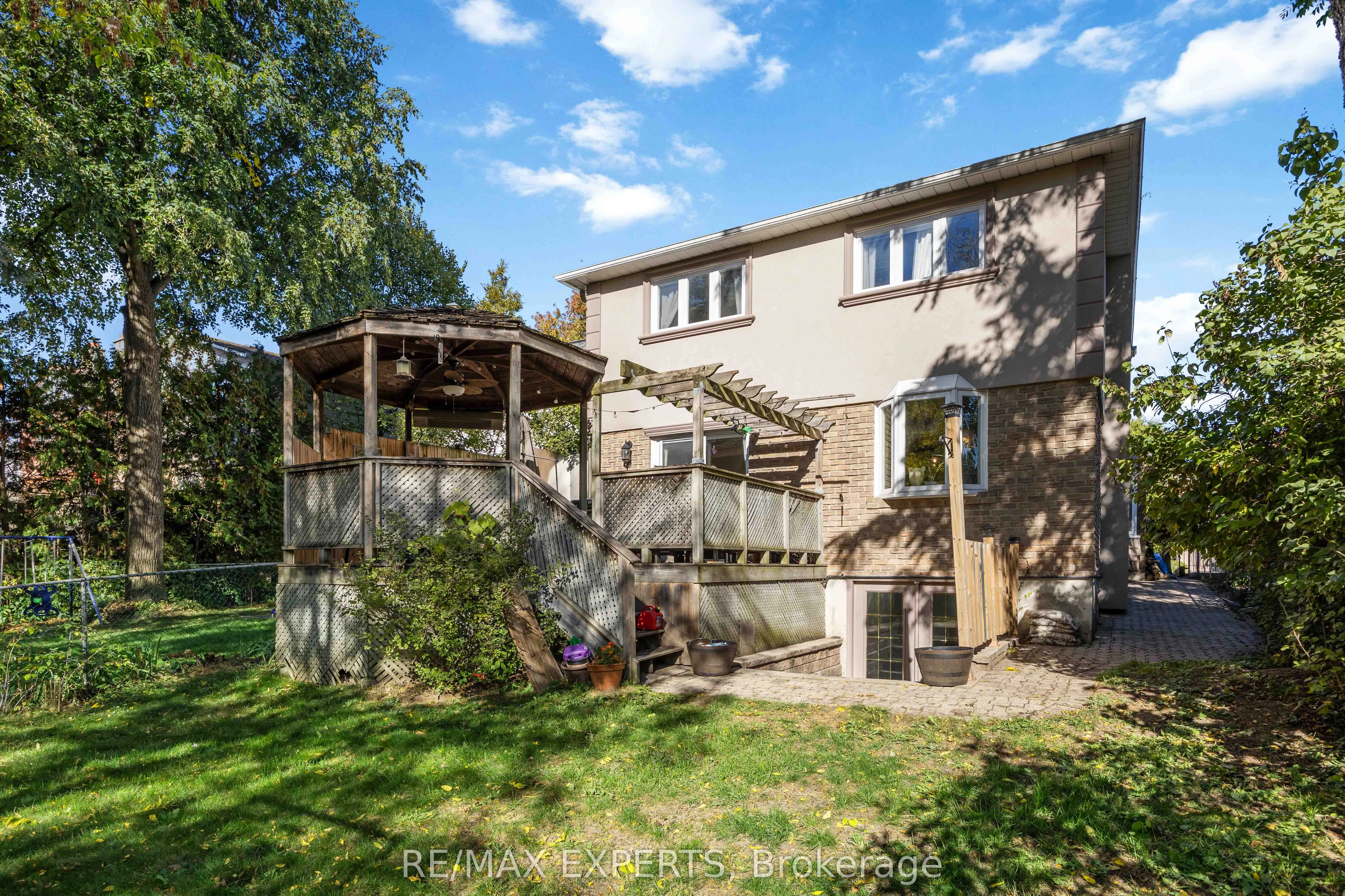 136 Holm Crescent