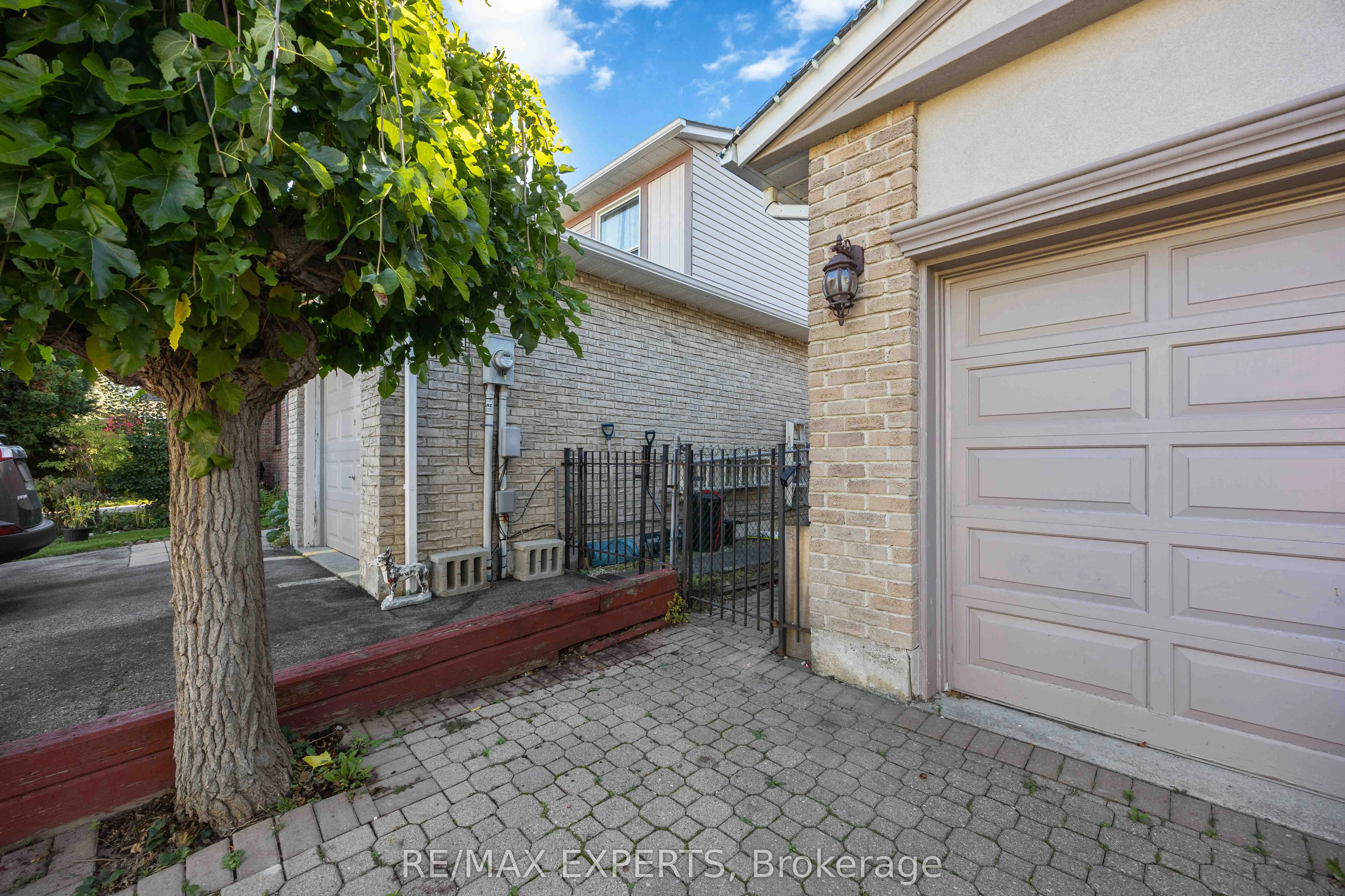 136 Holm Crescent