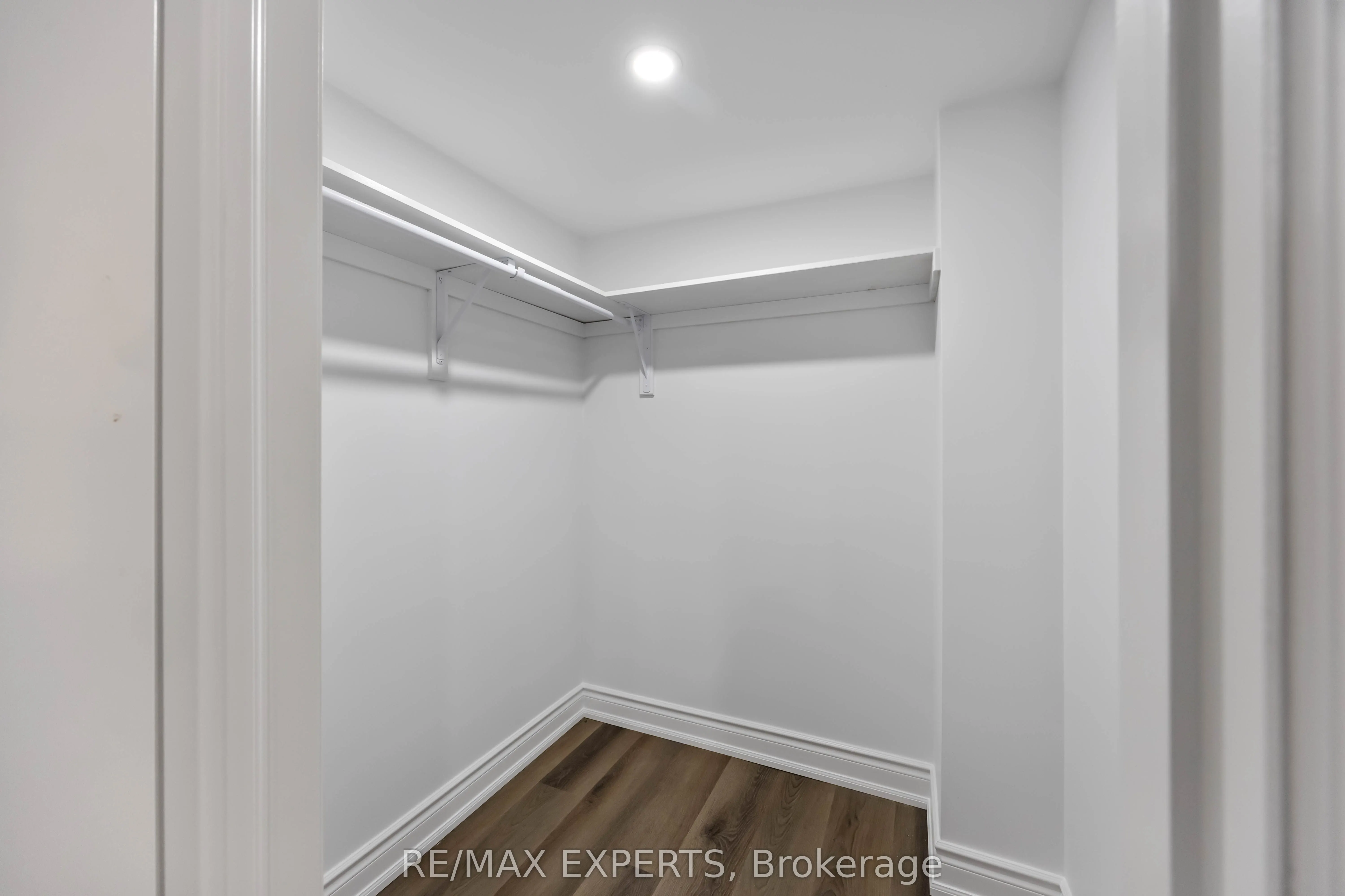 136 Holm Crescent