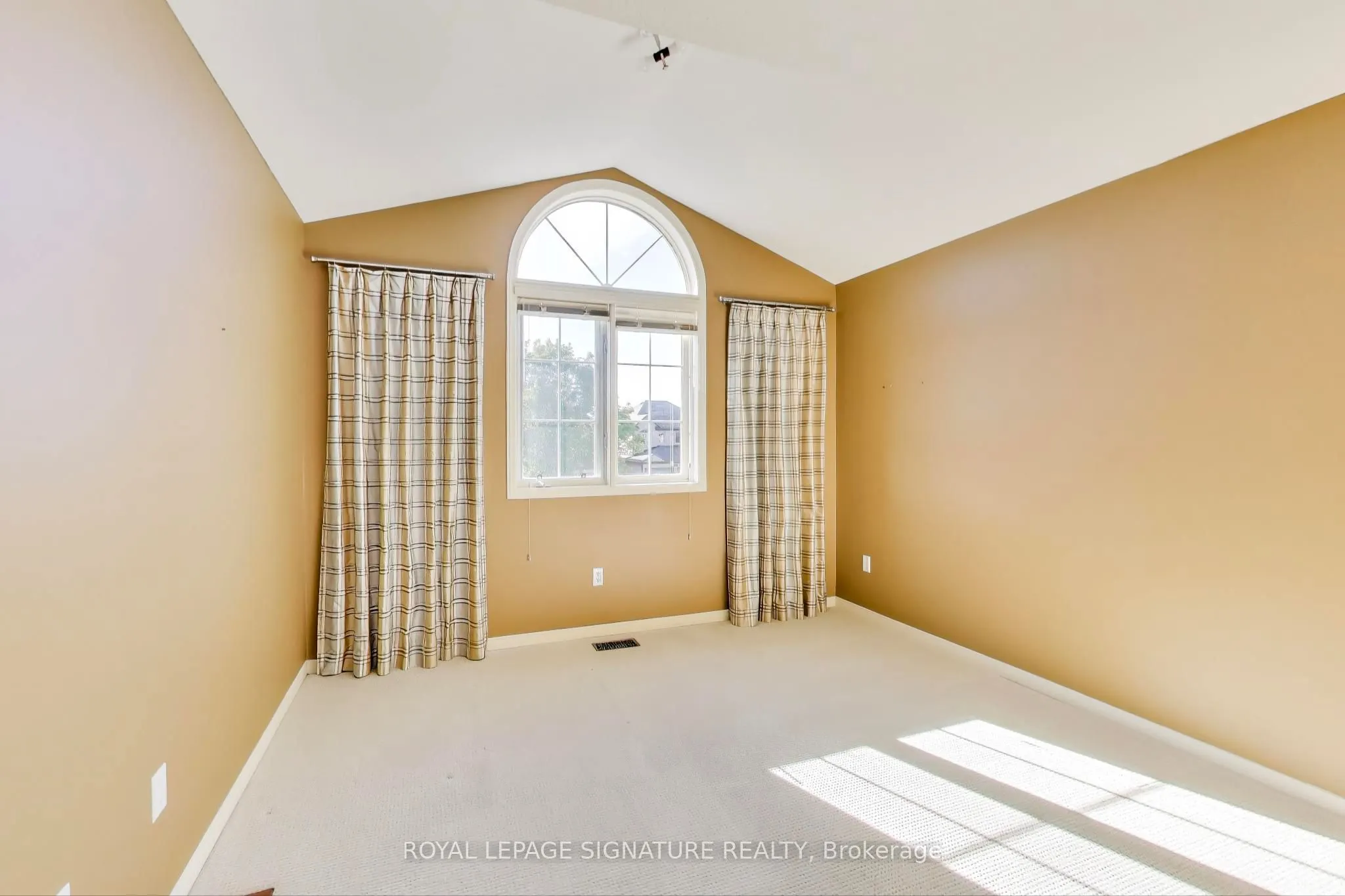 127 Mountcharles Crescent