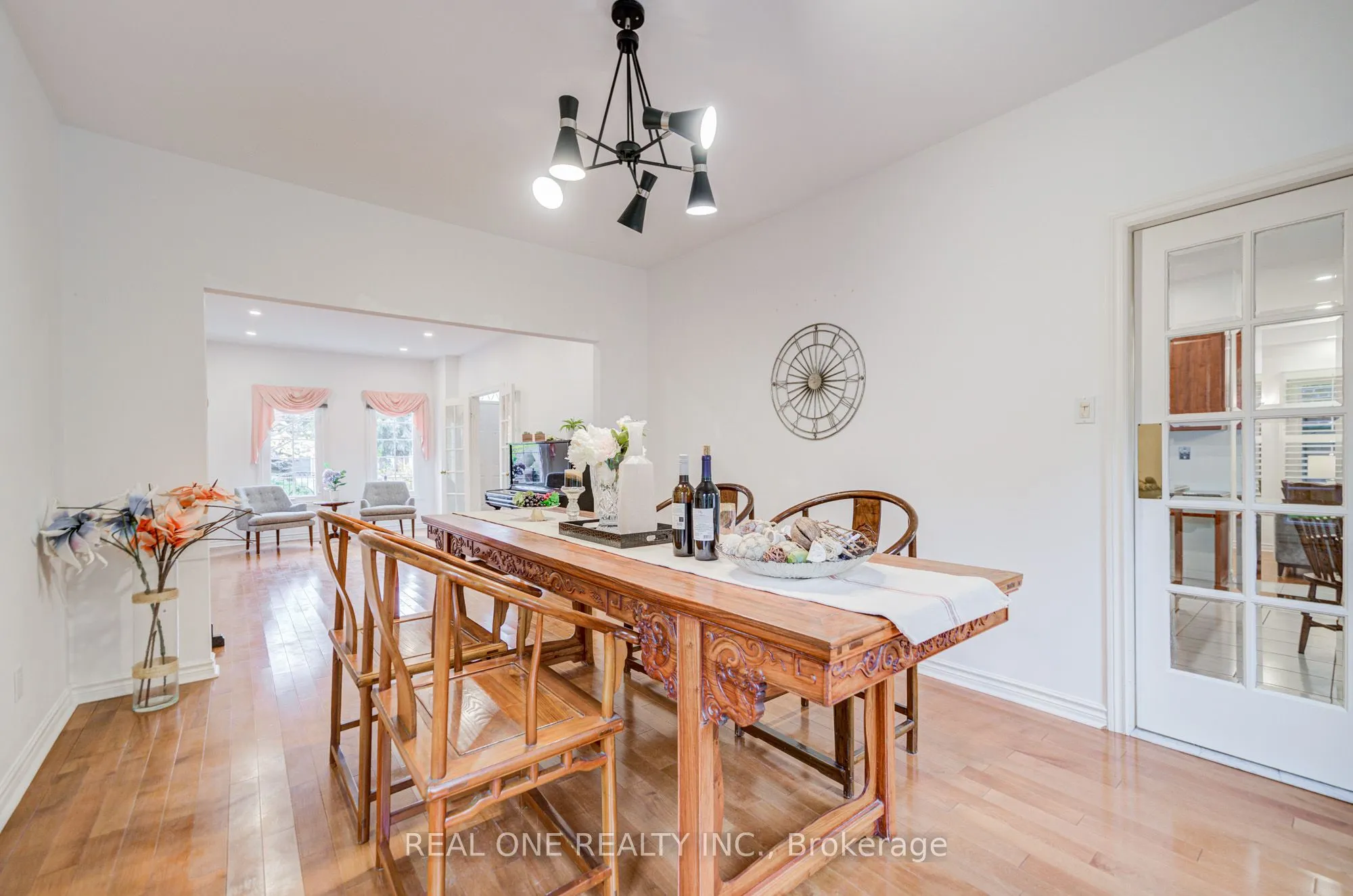 75 Willett Crescent