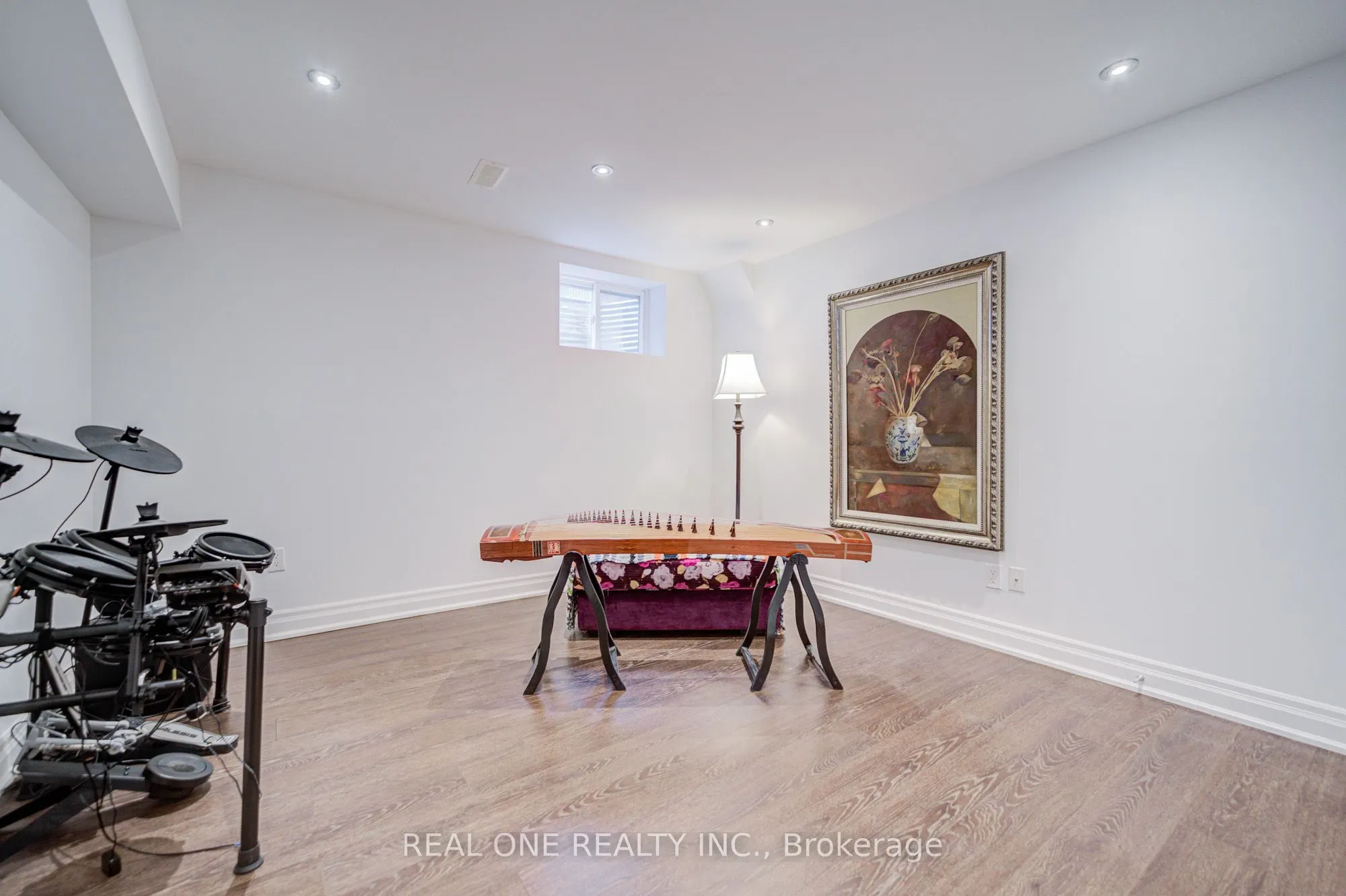 75 Willett Crescent