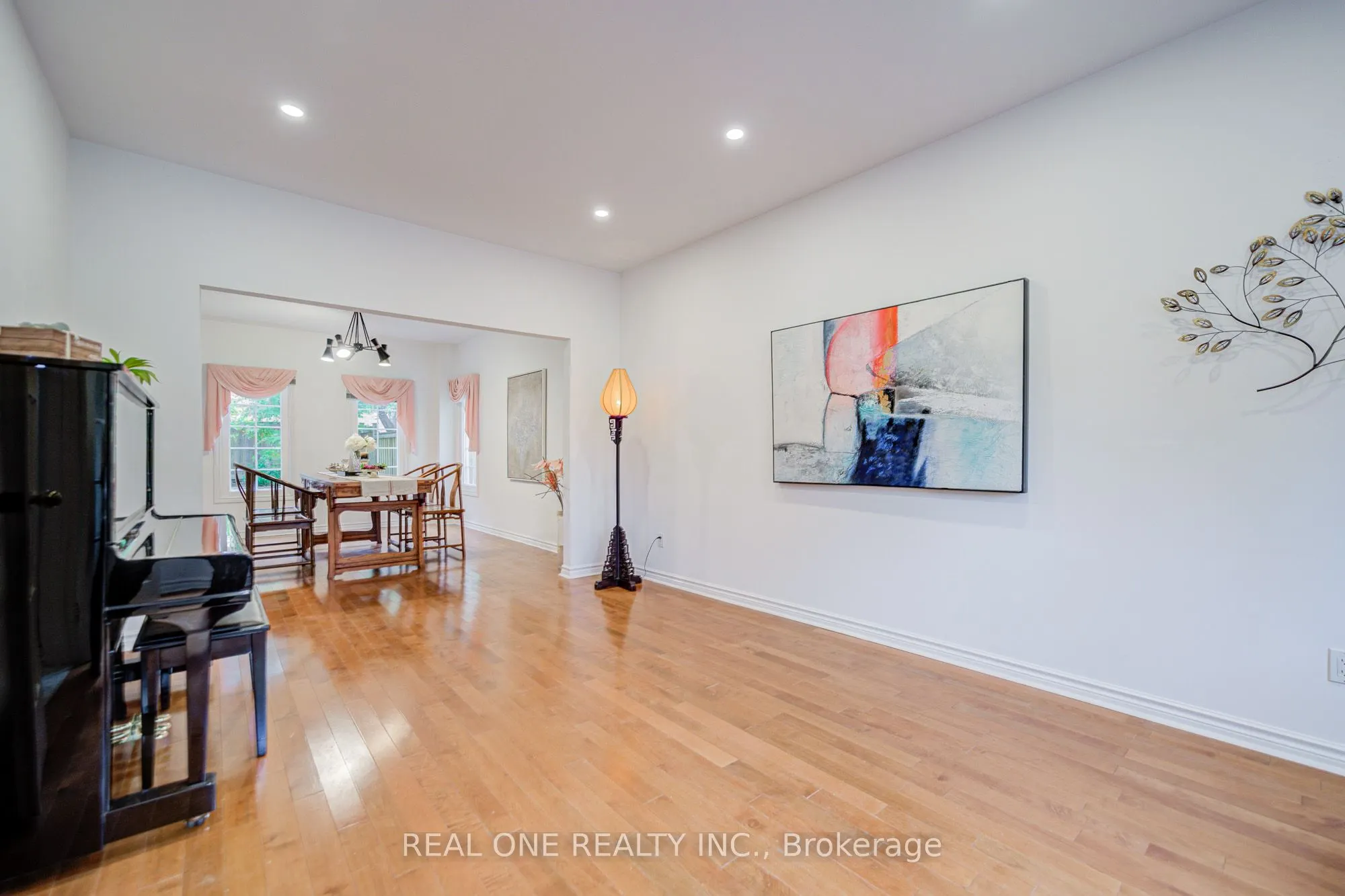 75 Willett Crescent
