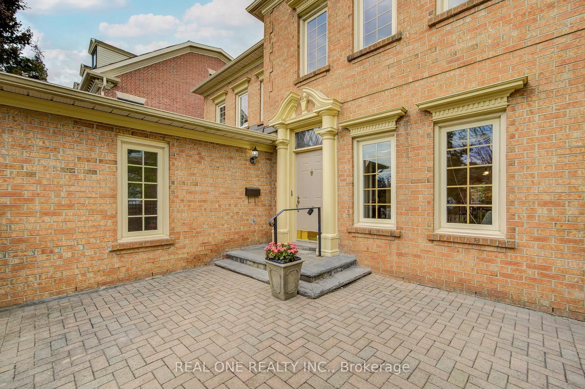 75 Willett Crescent