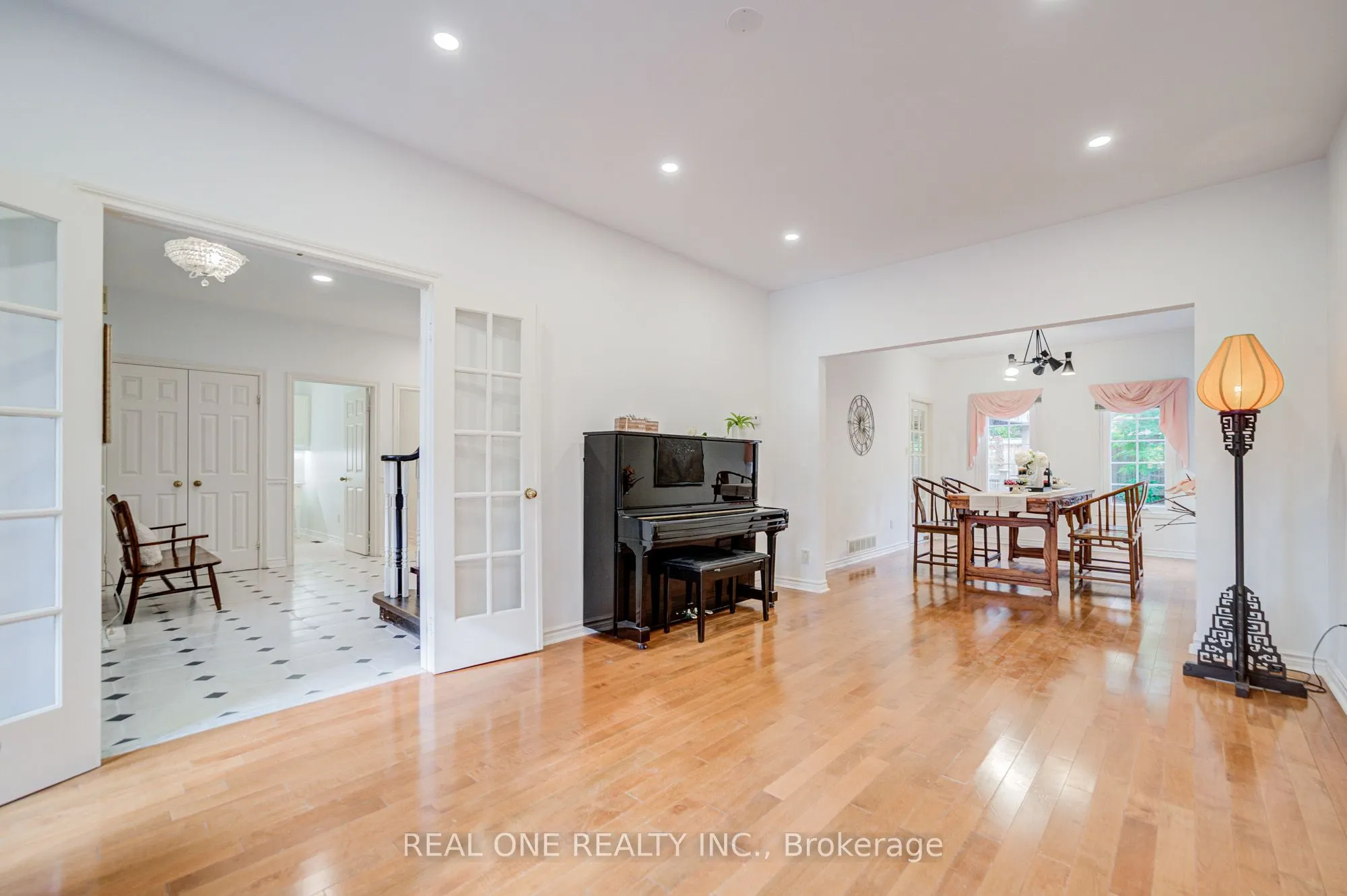 75 Willett Crescent