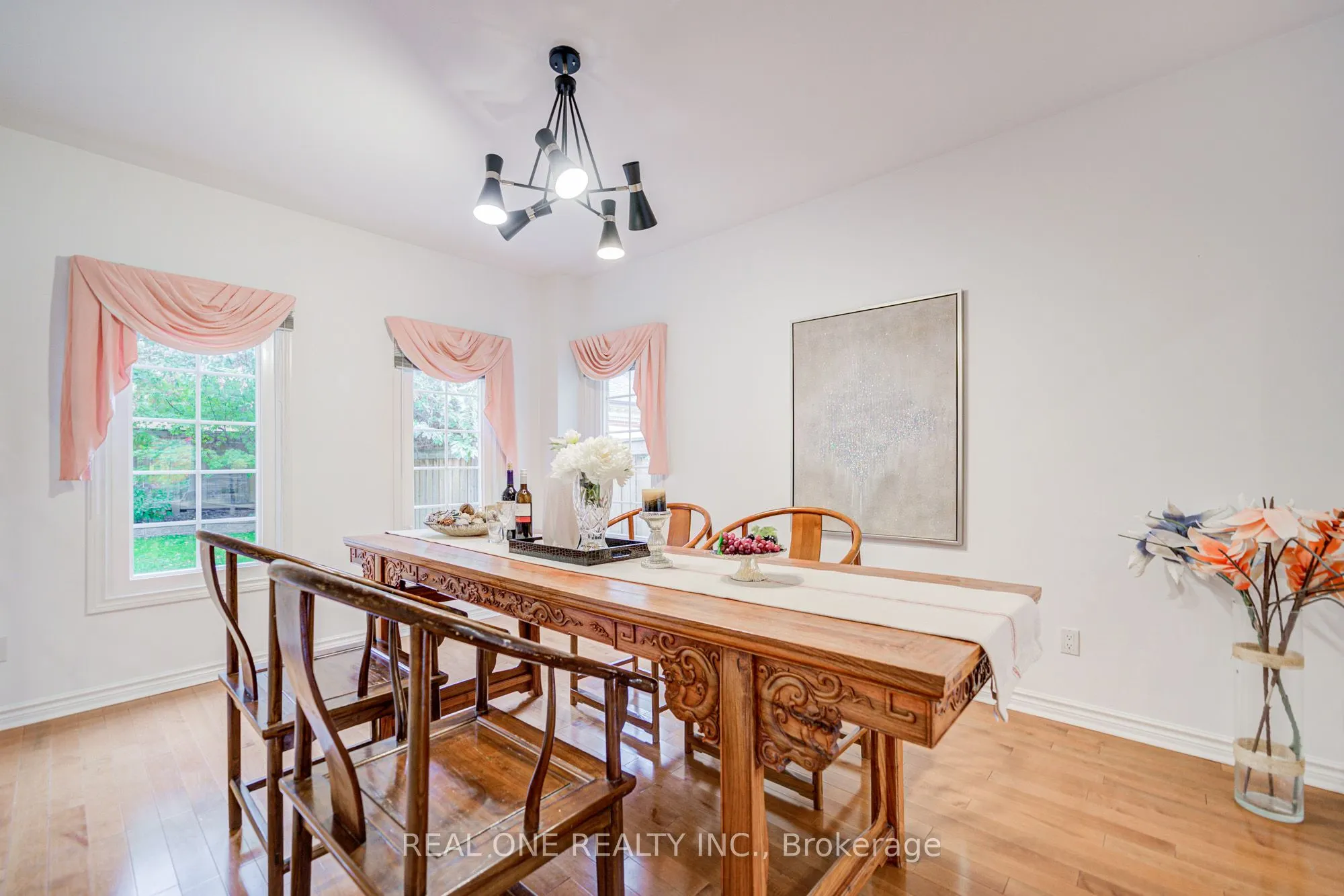75 Willett Crescent