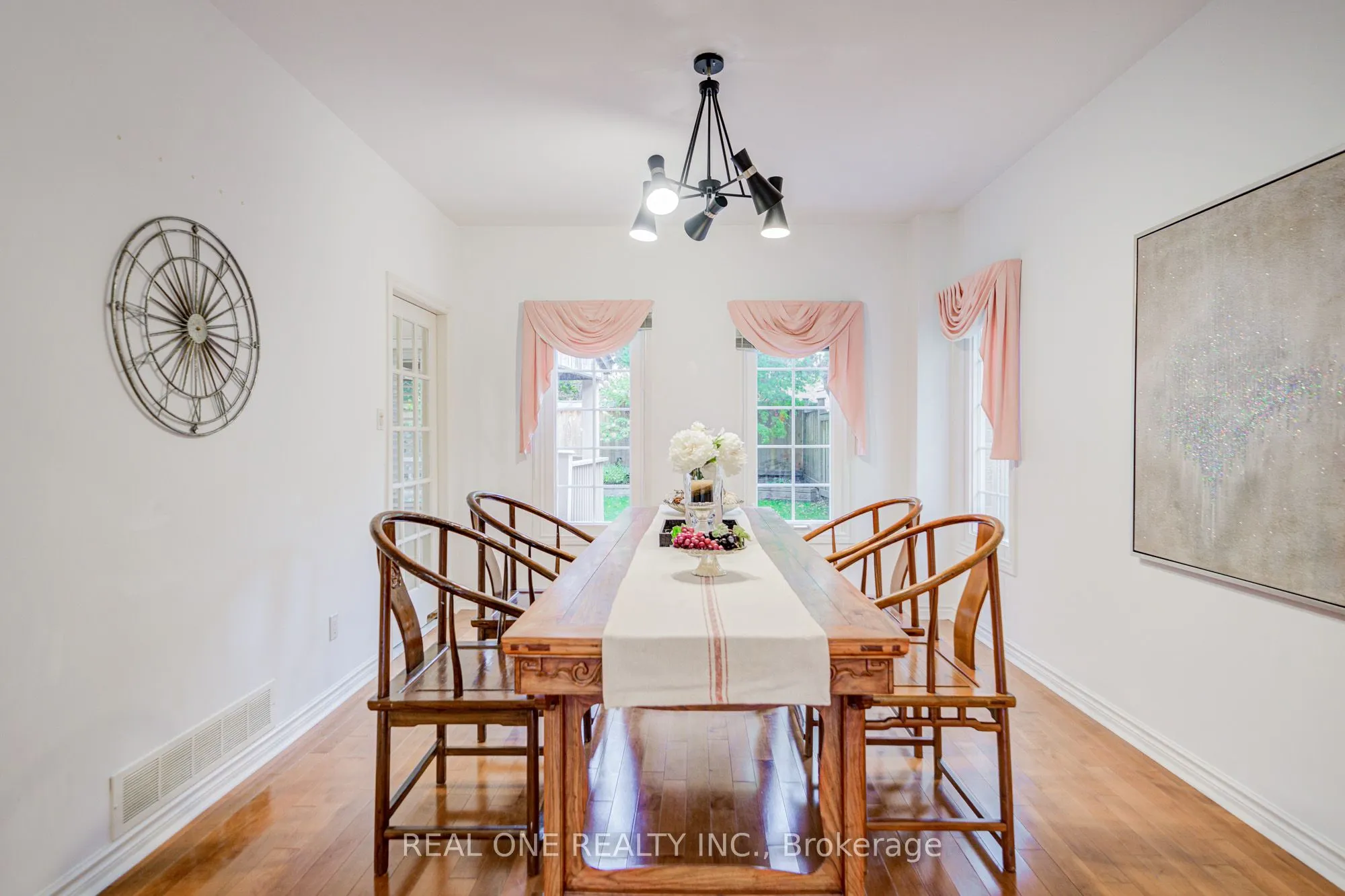 75 Willett Crescent
