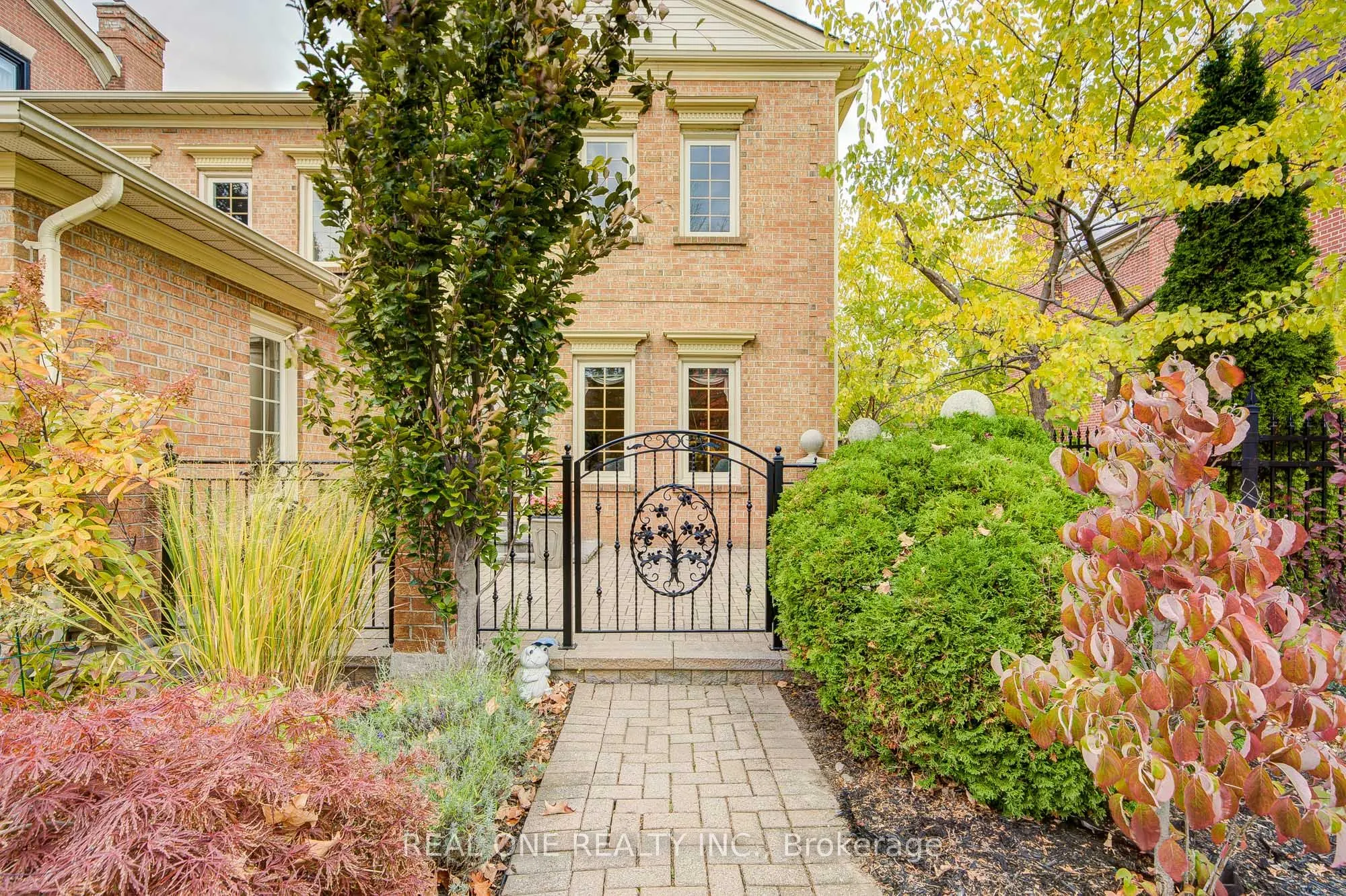 75 Willett Crescent