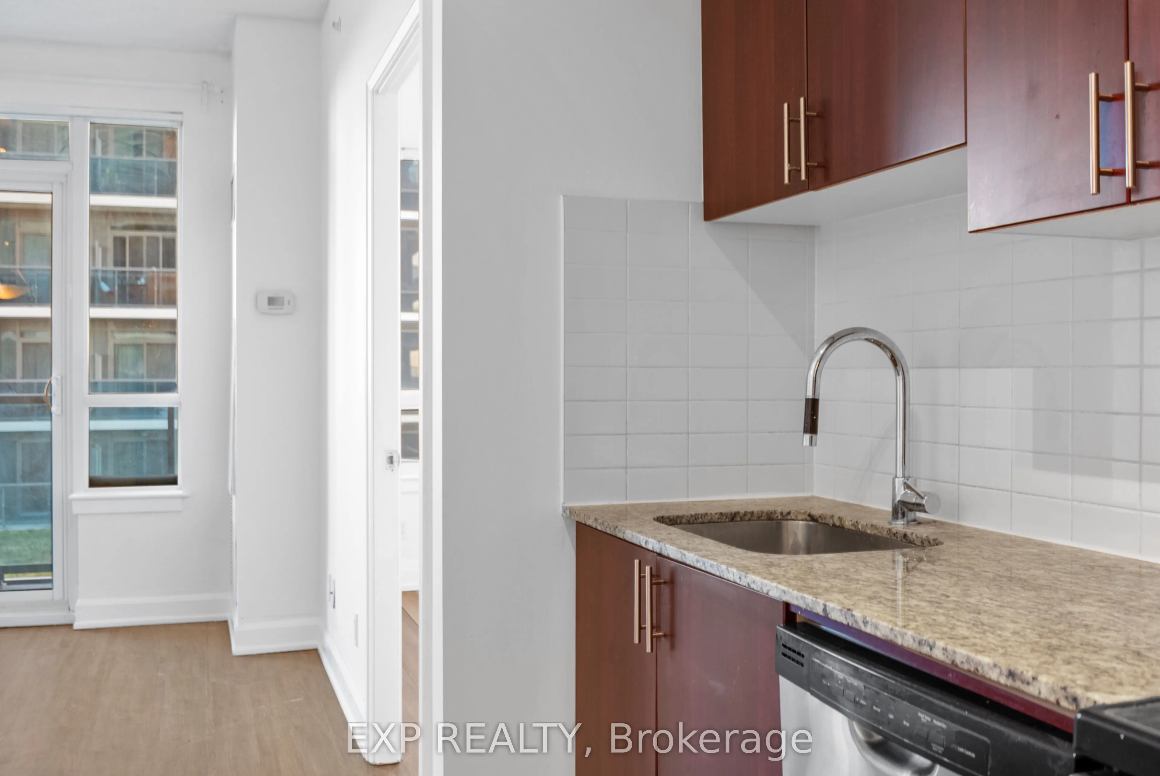 7167 Yonge Street, #1011