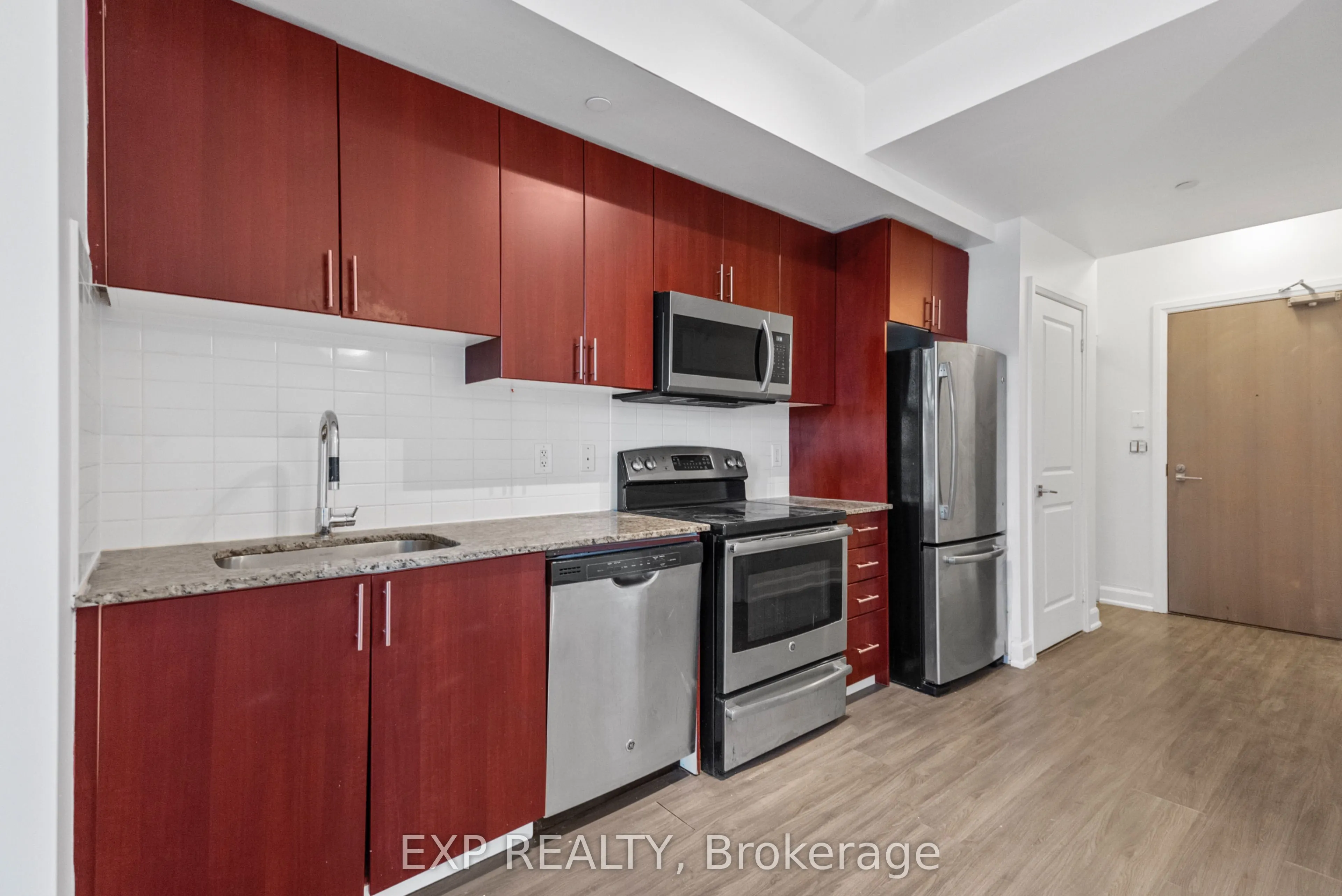 7167 Yonge Street, #1011