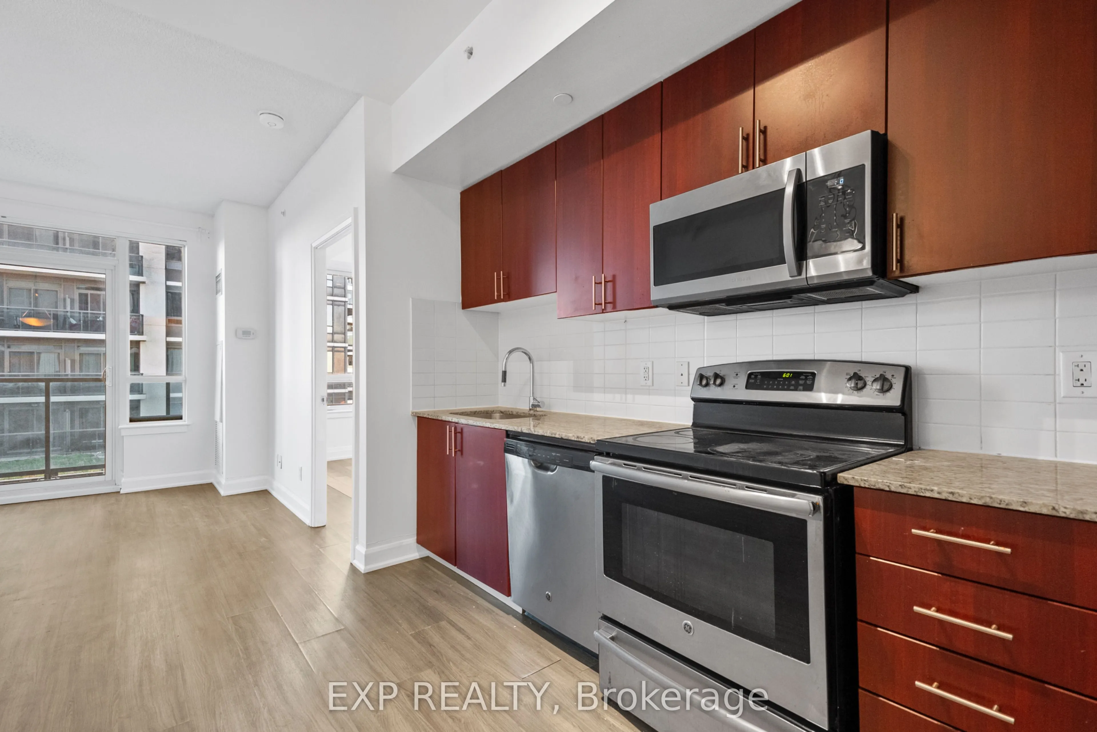 7167 Yonge Street, #1011