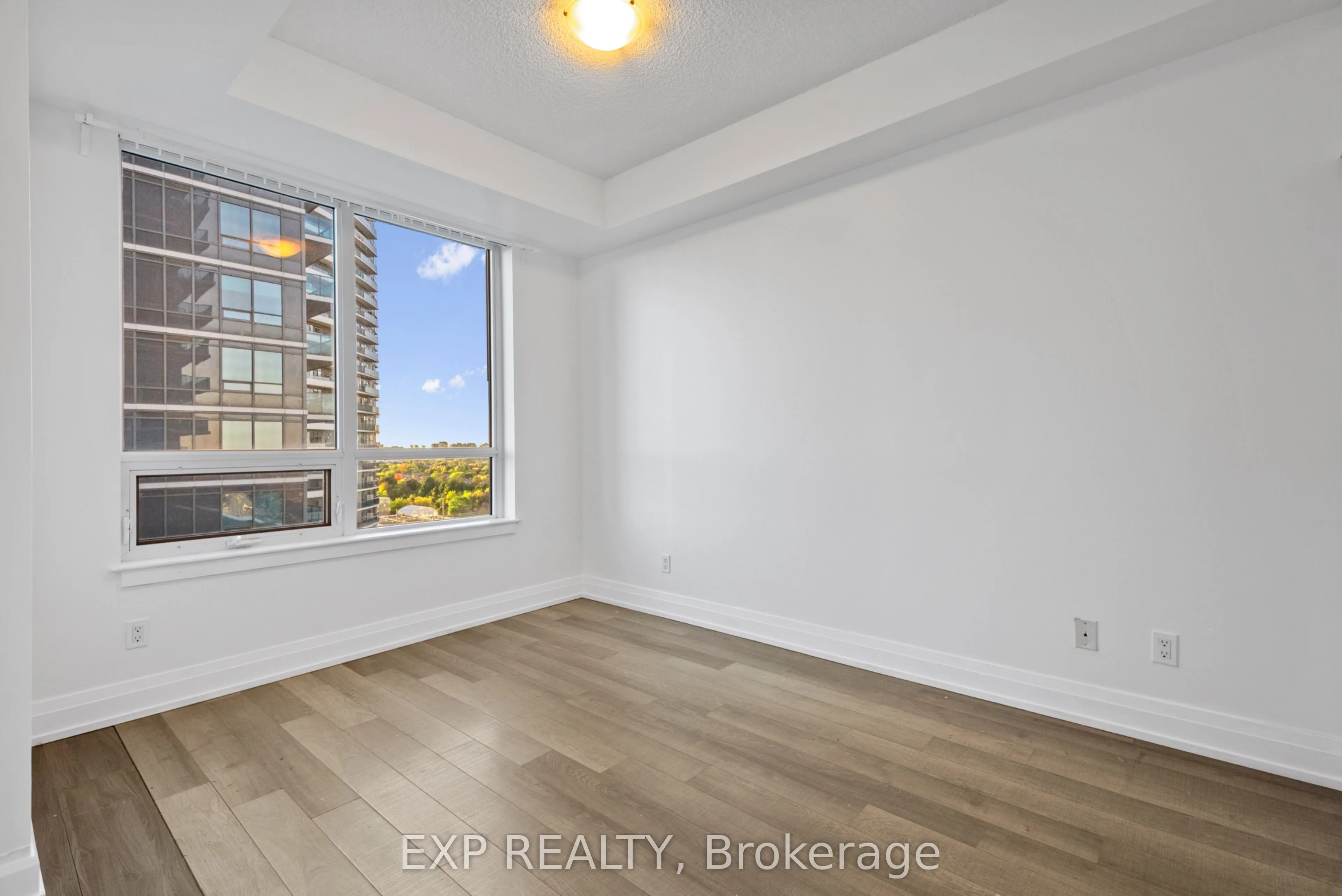 7167 Yonge Street, #1011