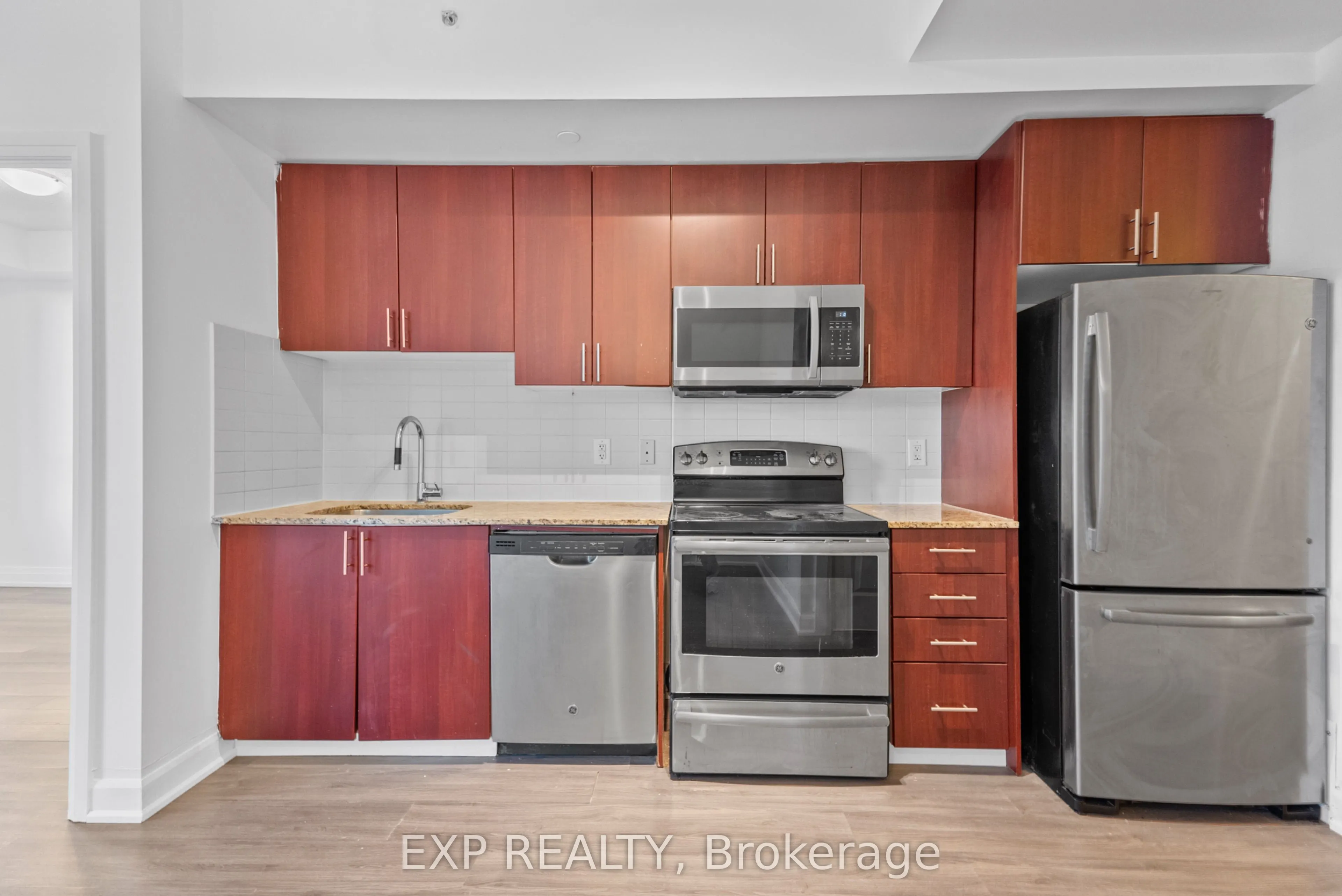 7167 Yonge Street, #1011