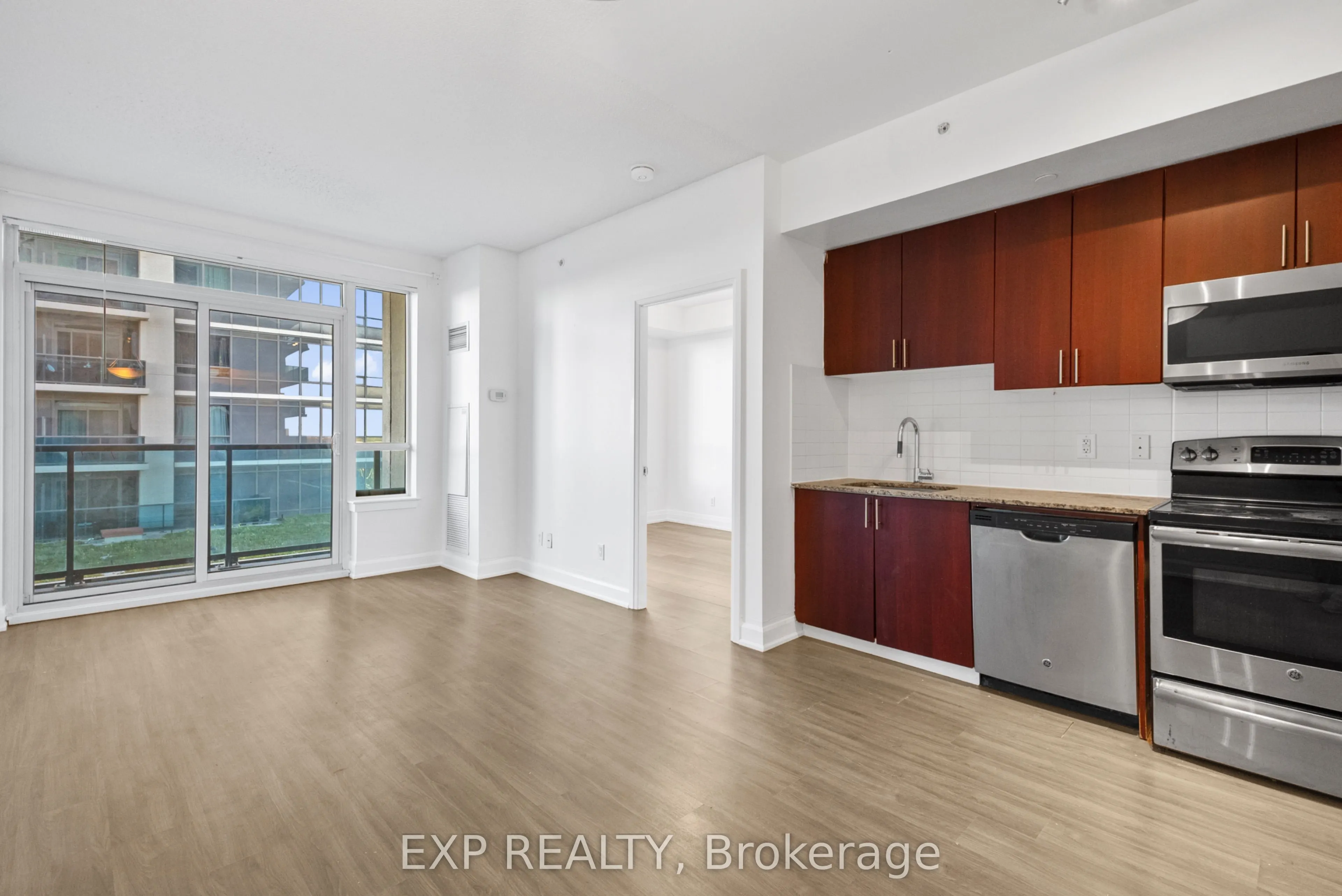7167 Yonge Street, #1011
