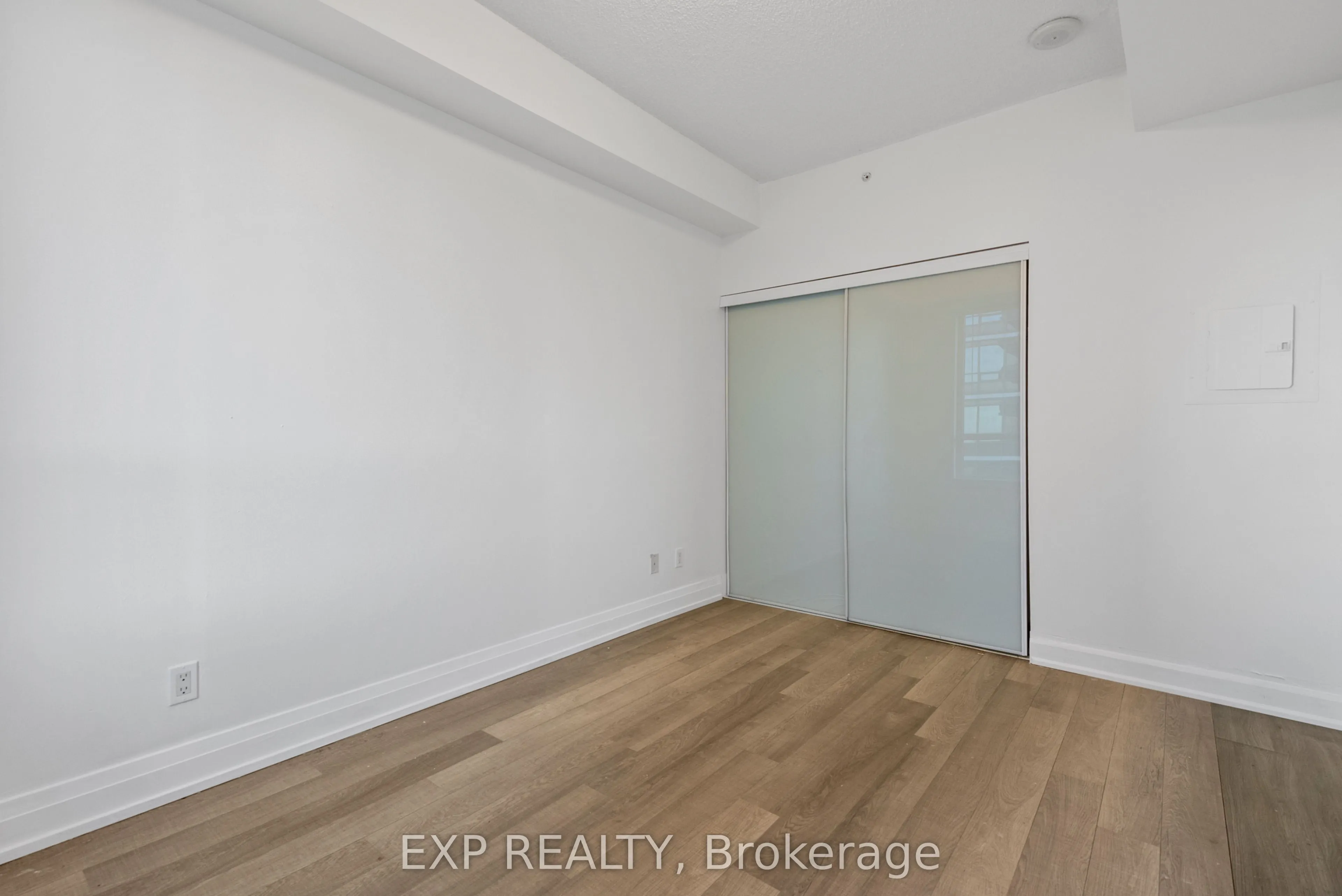 7167 Yonge Street, #1011