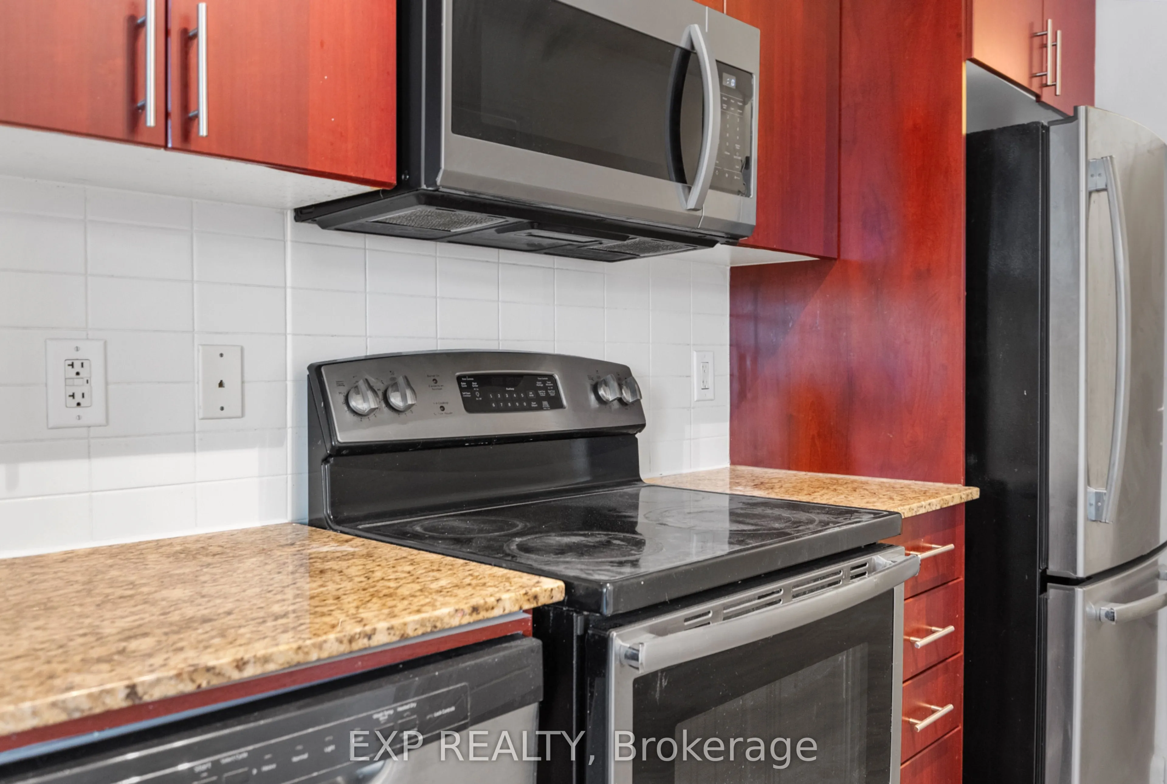 7167 Yonge Street, #1011