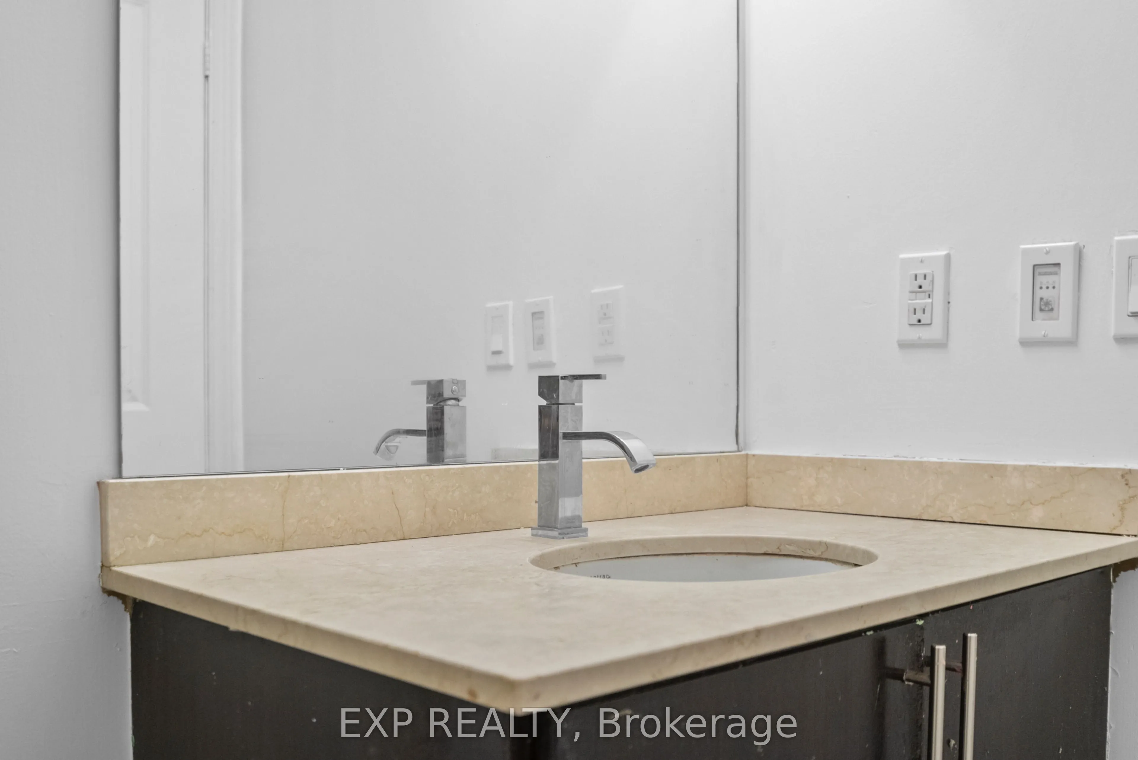 7167 Yonge Street, #1011