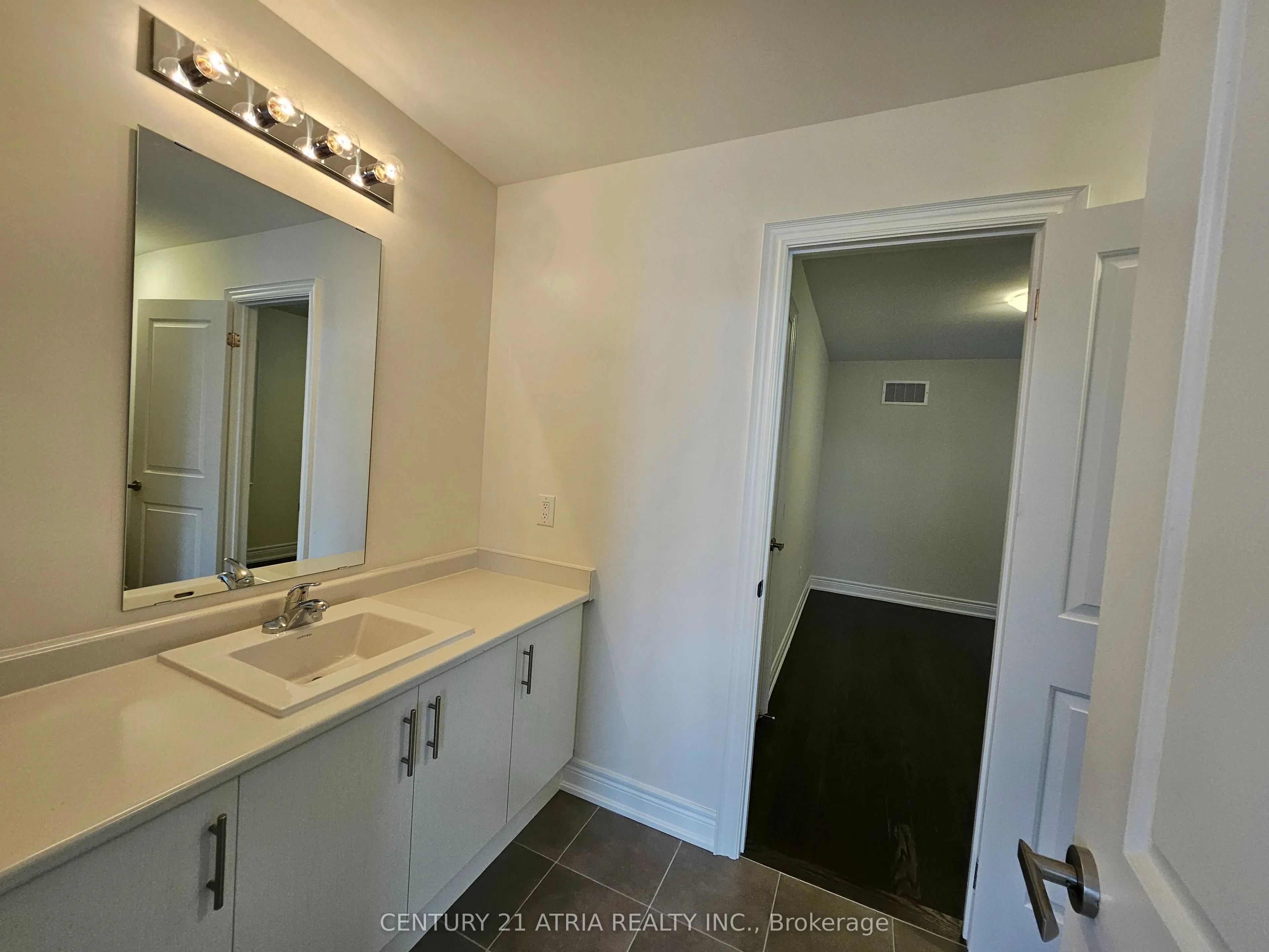 22 Watershed Gate, #upper