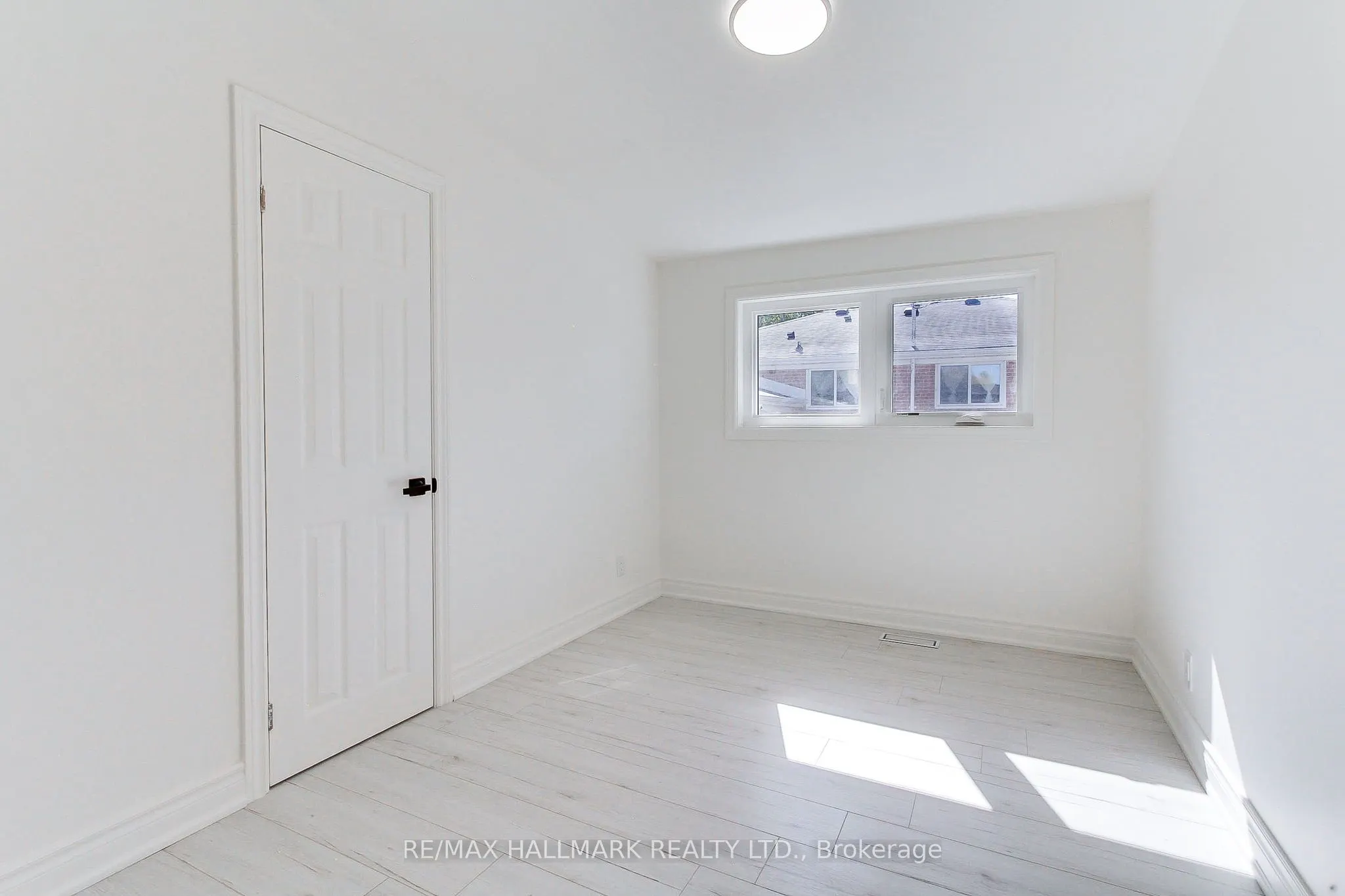 25 Knowles Crescent