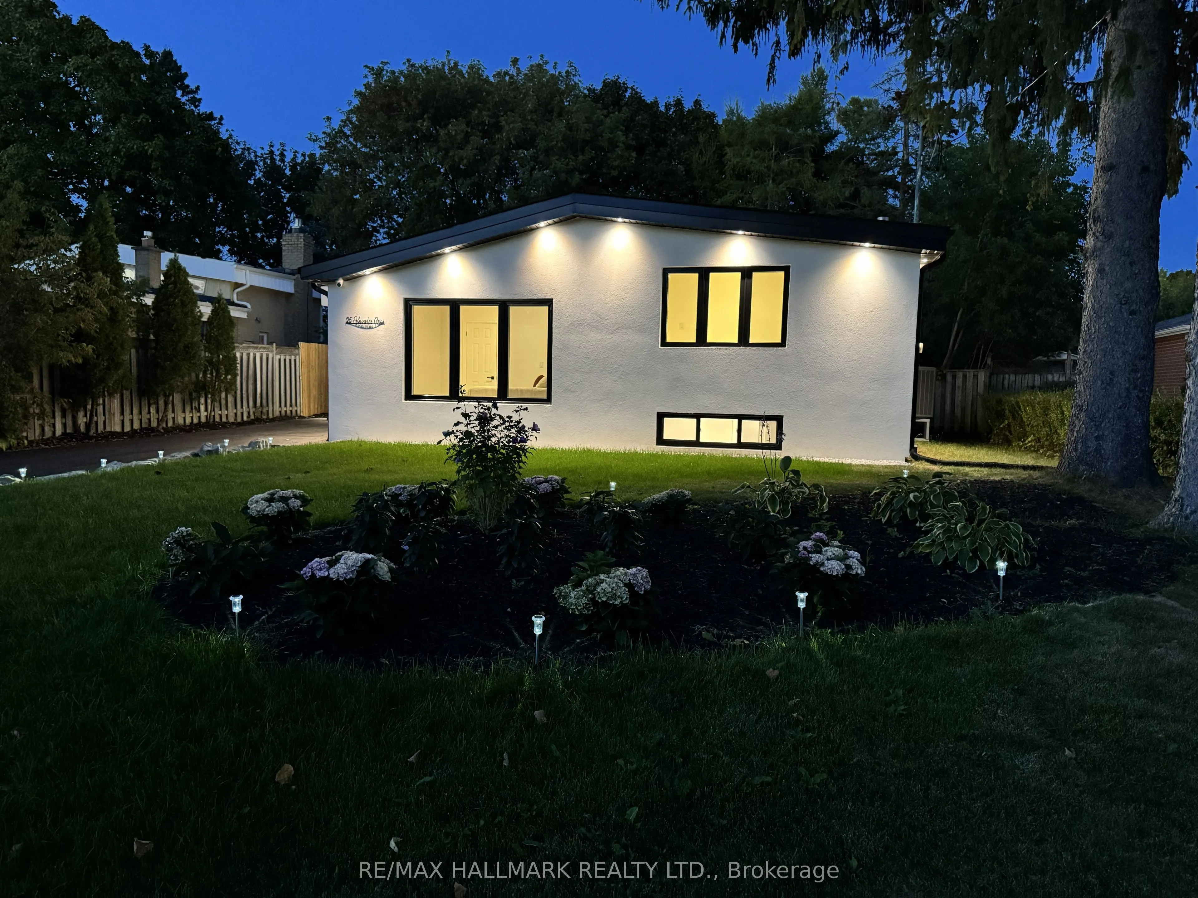 25 Knowles Crescent