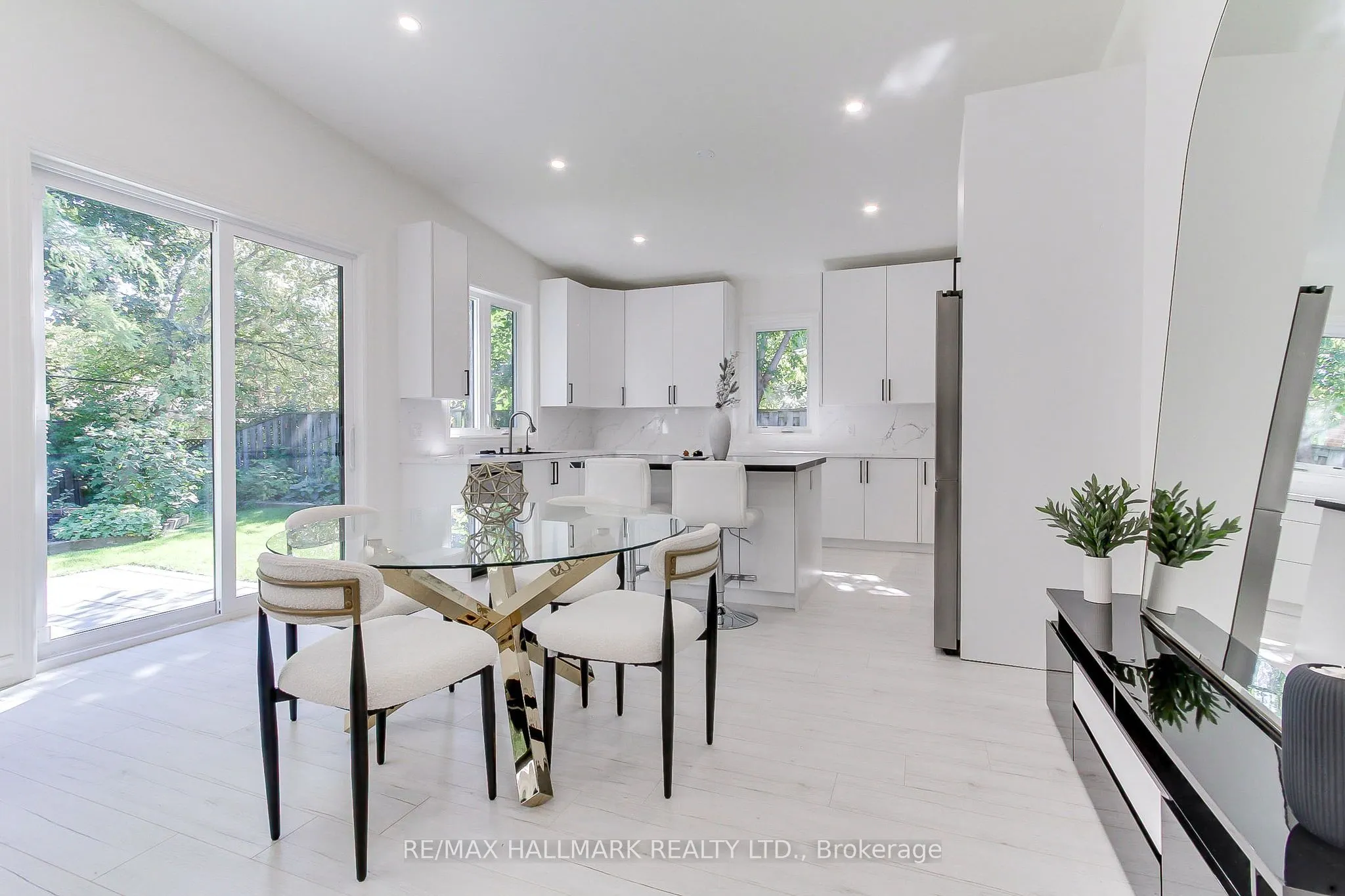 25 Knowles Crescent