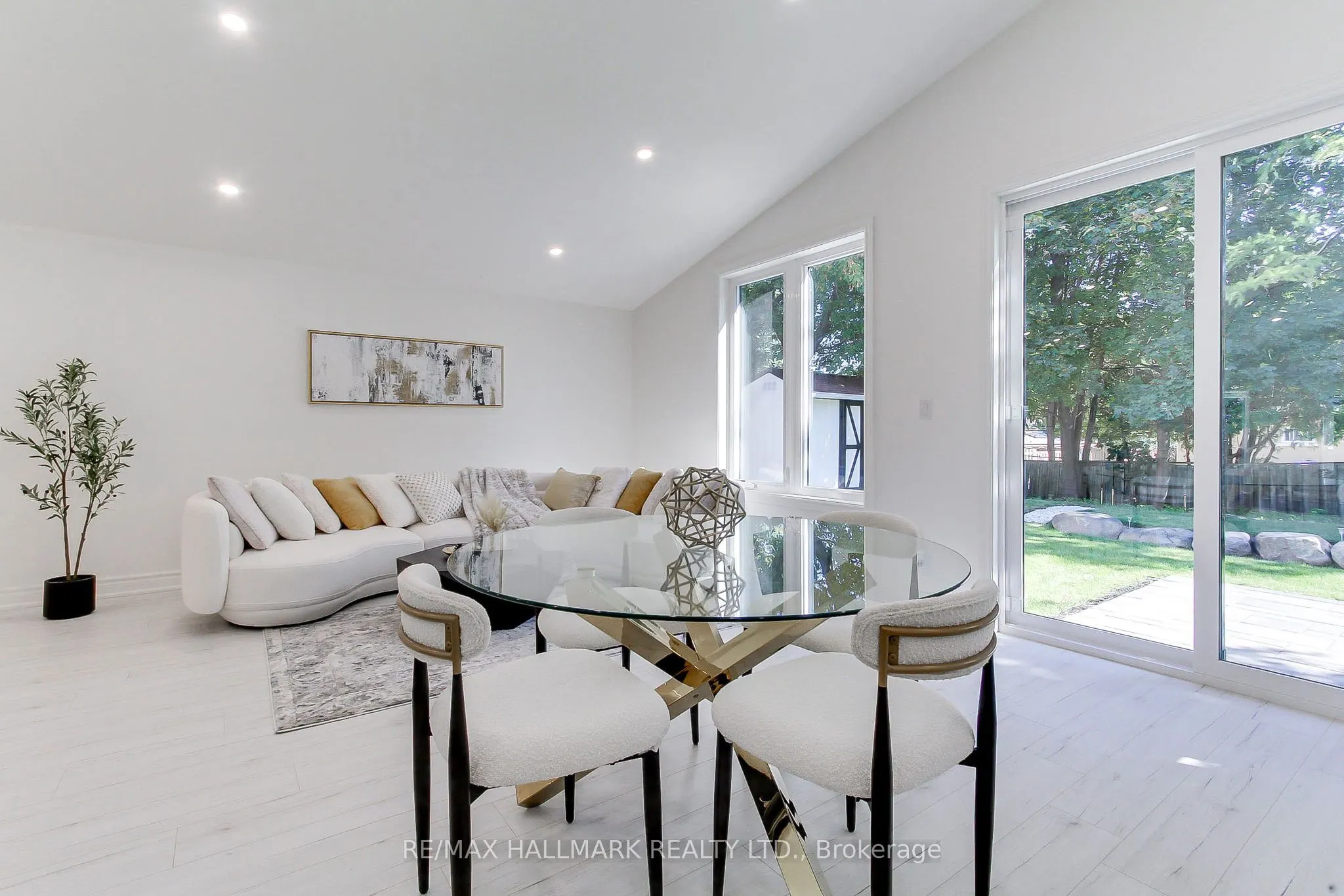 25 Knowles Crescent