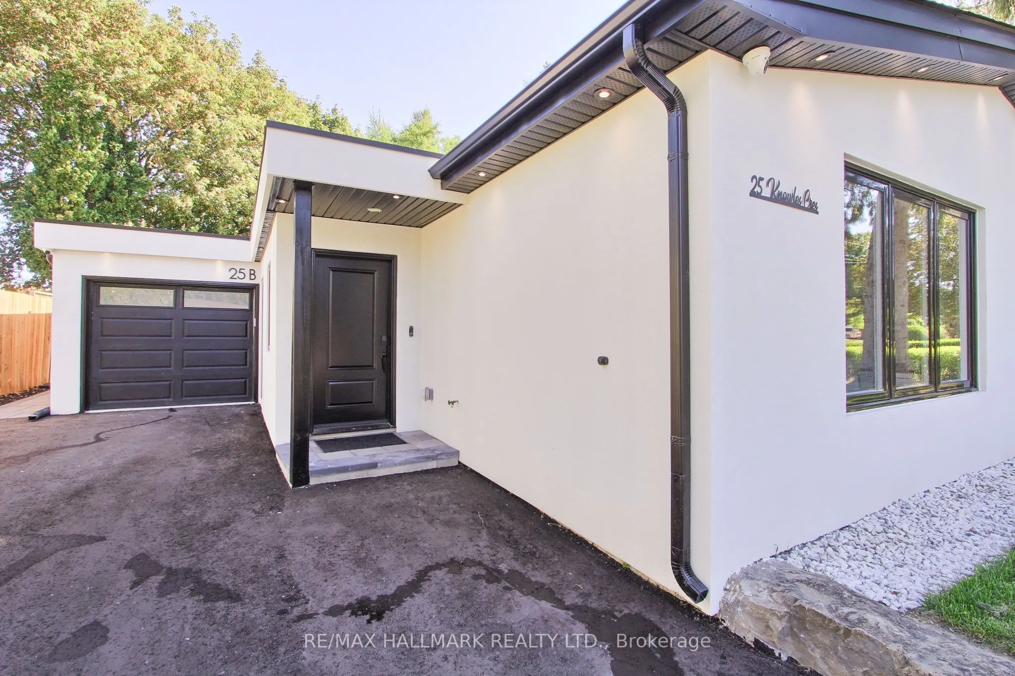 25 Knowles Crescent