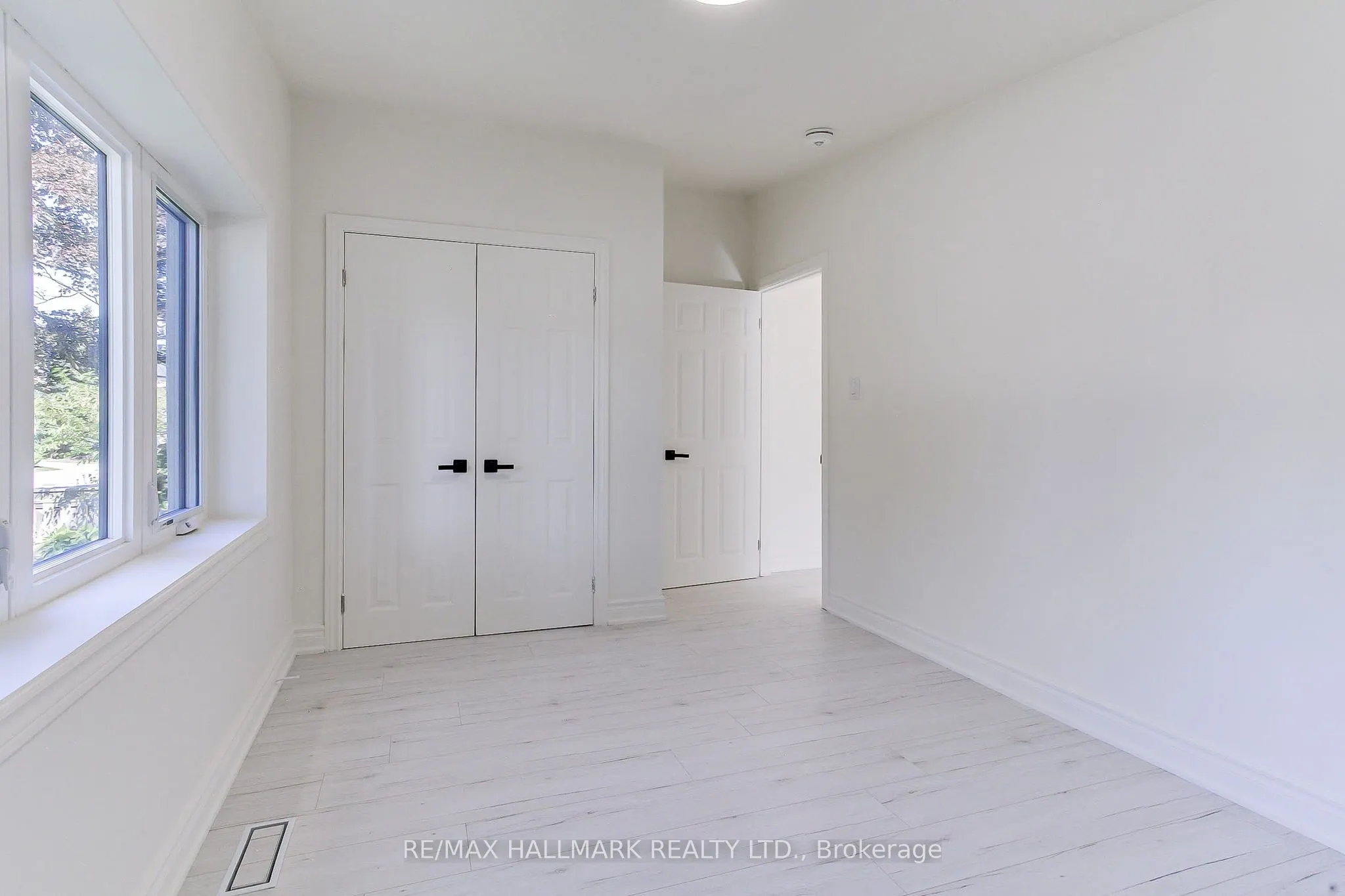 25 Knowles Crescent