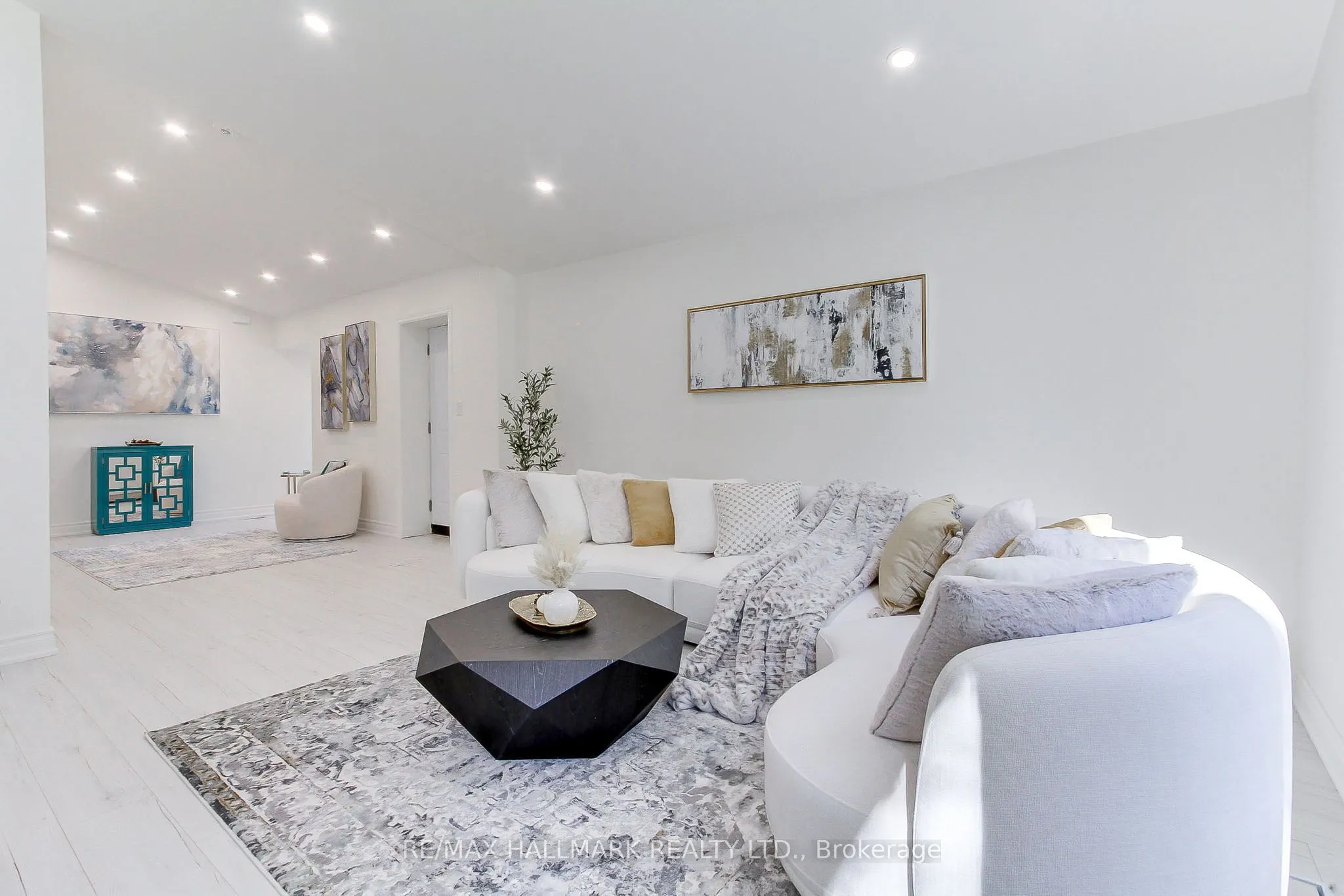 25 Knowles Crescent