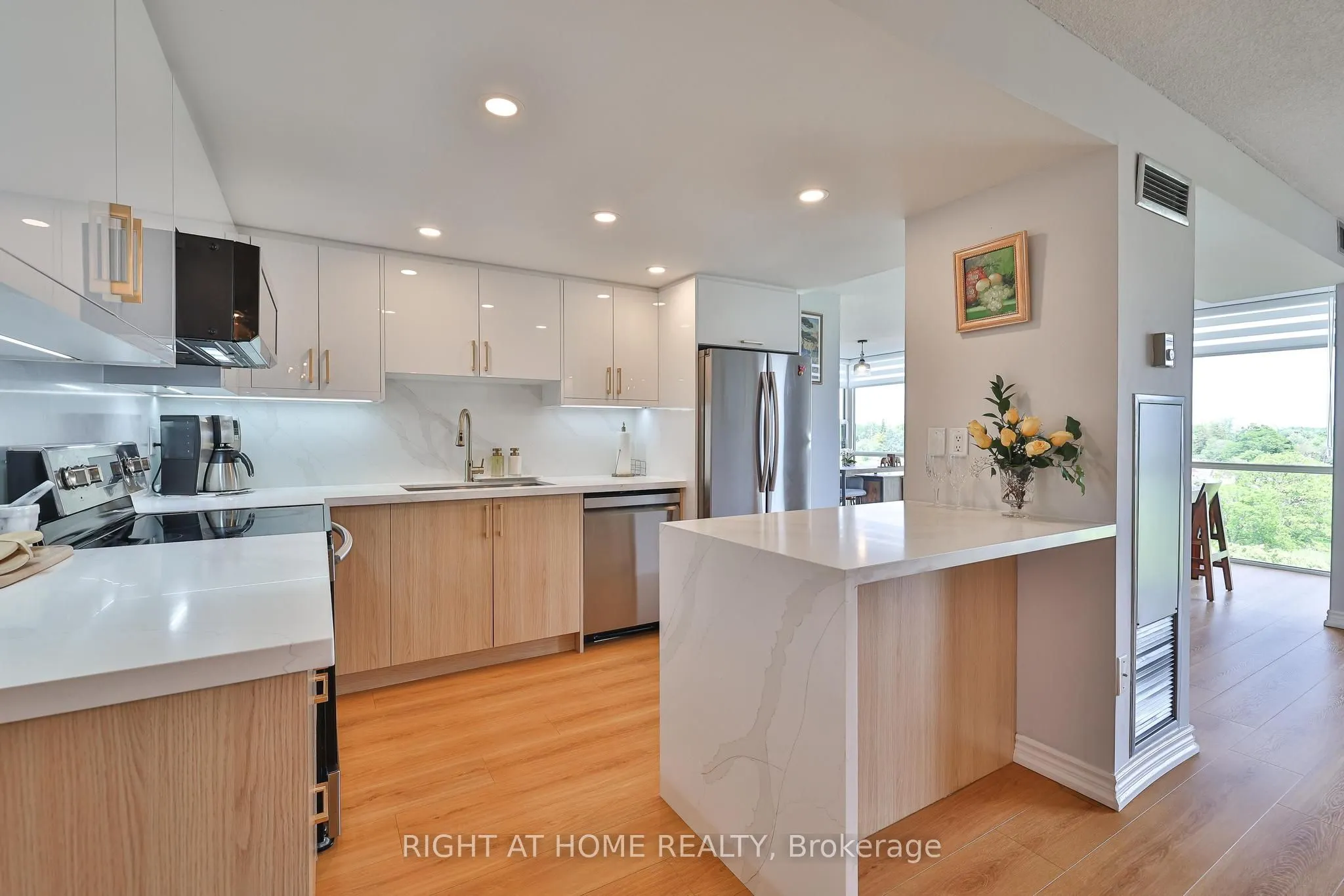 30 Harding Boulevard W, #802