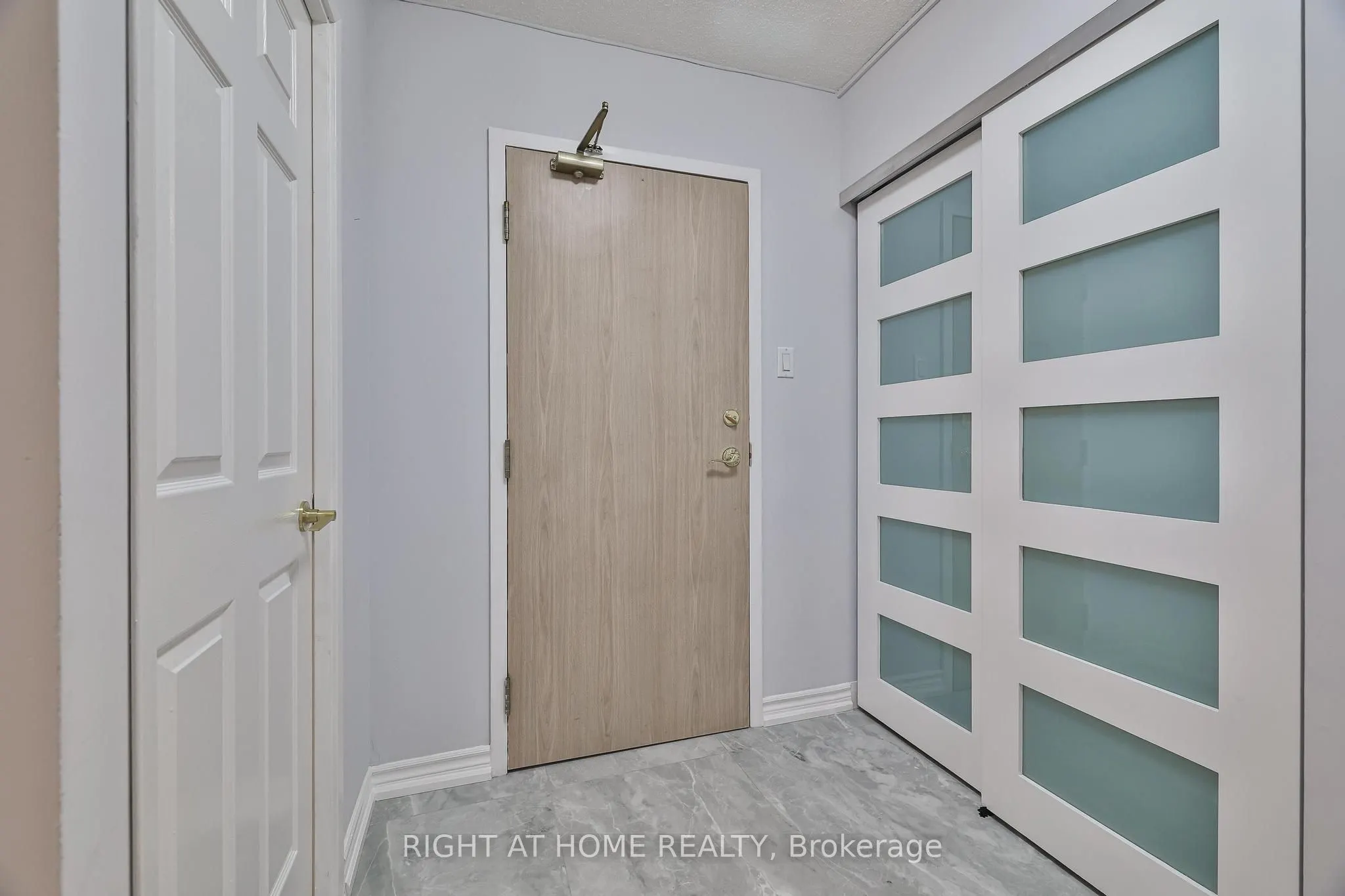 30 Harding Boulevard W, #802
