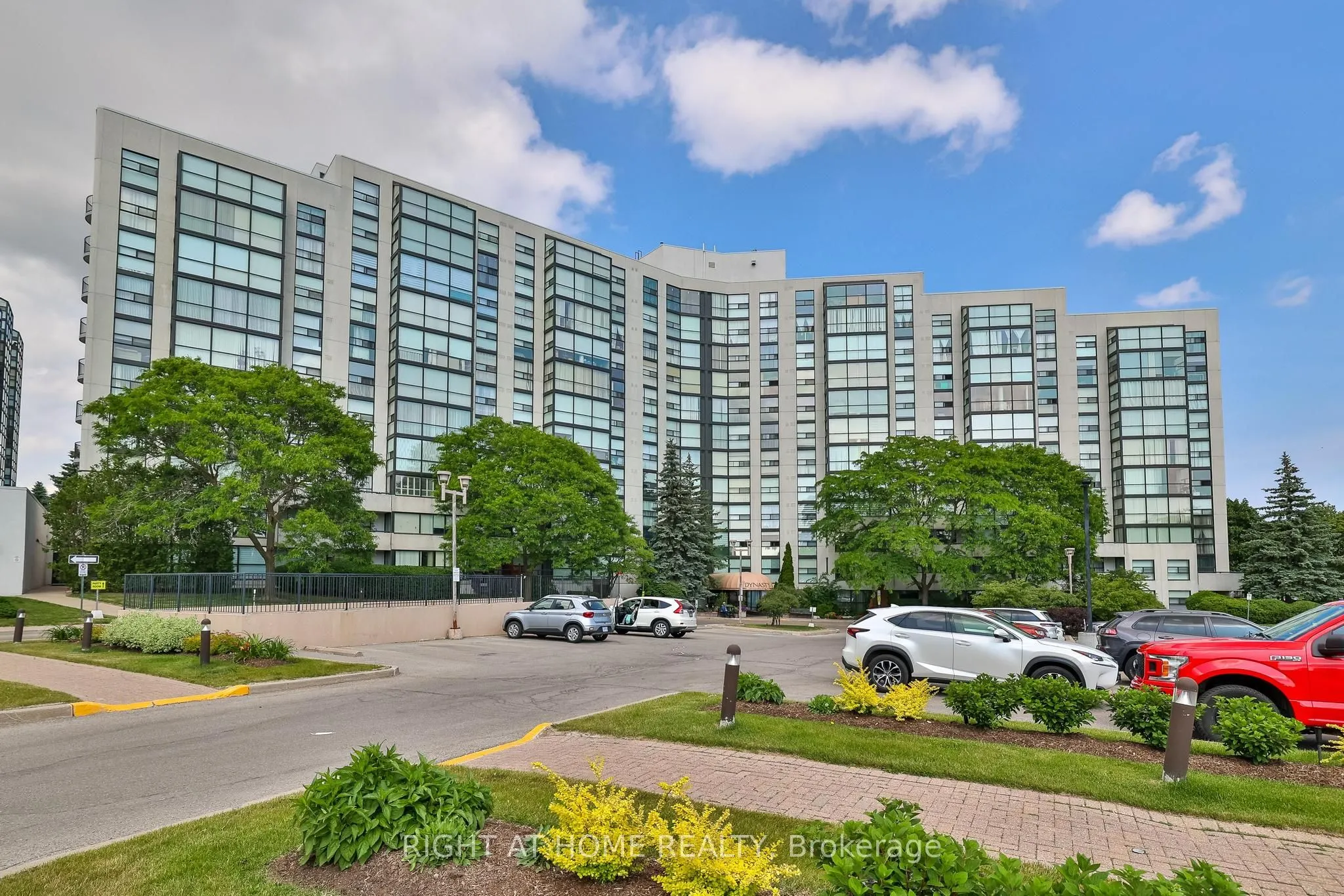 30 Harding Boulevard W, #802