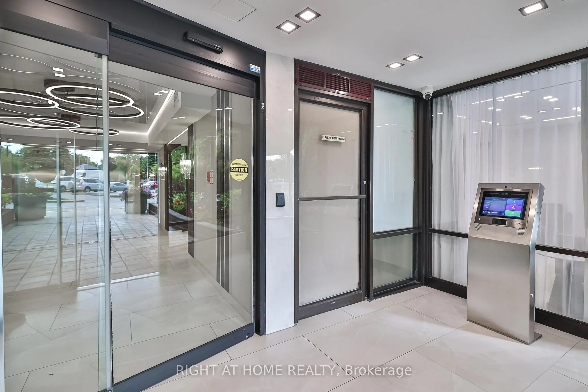 30 Harding Boulevard W, #802