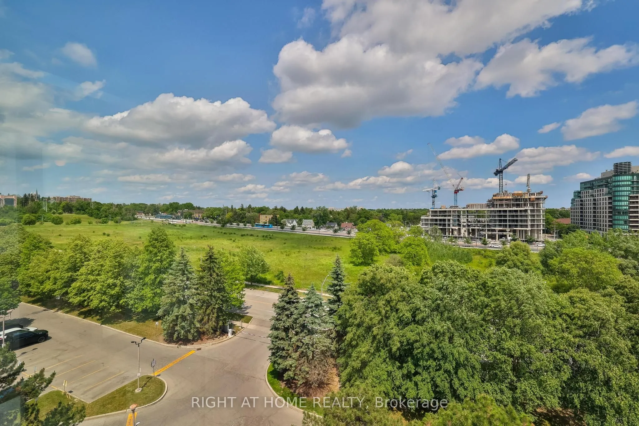30 Harding Boulevard W, #802