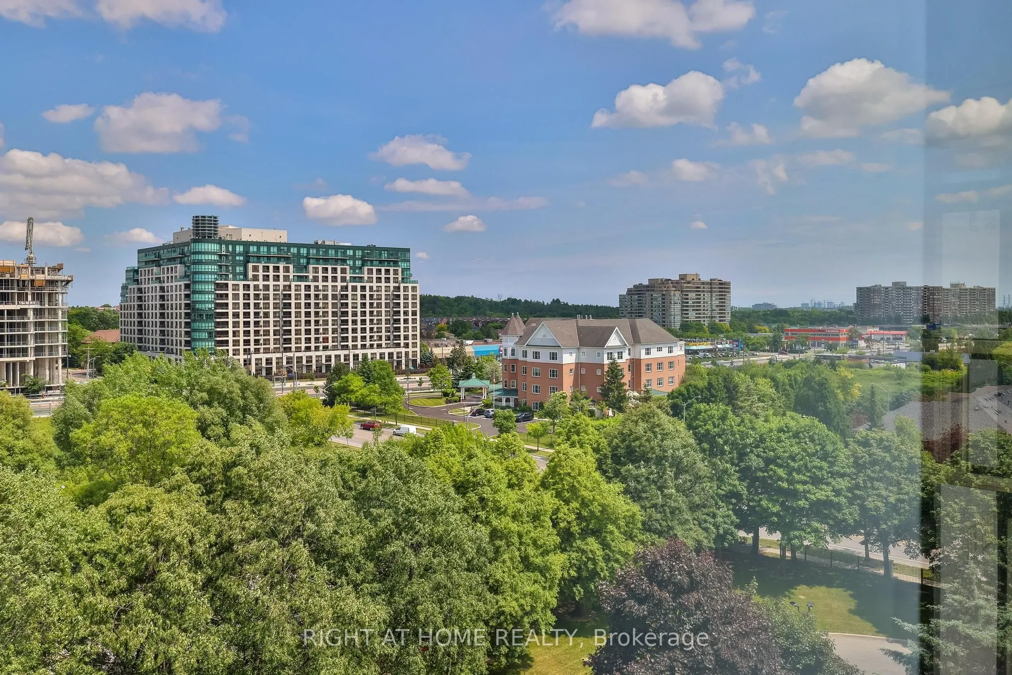 30 Harding Boulevard W, #802